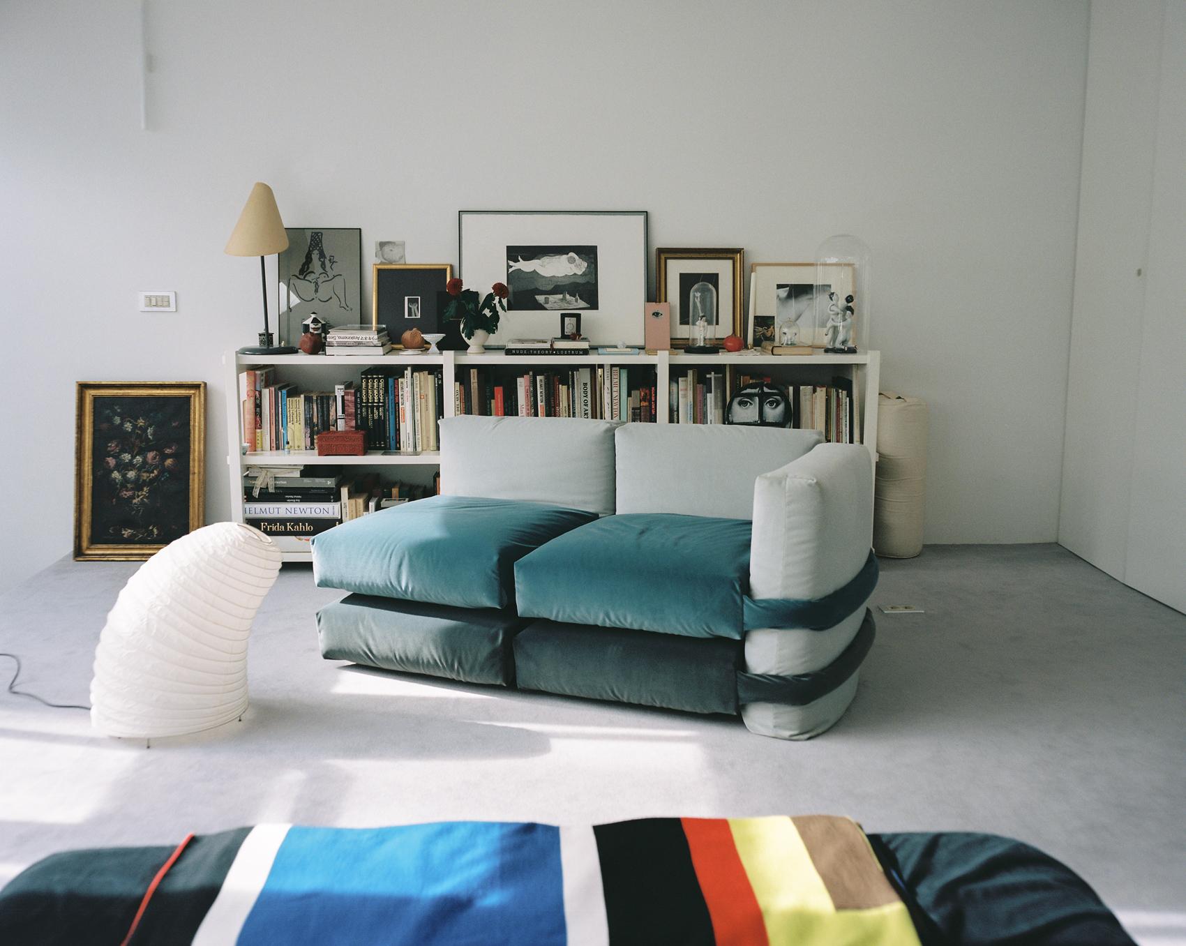 https://a.1stdibscdn.com/customizable-sofa-2-modules-pillow-by-muller-van-severen-green-velvet-for-sale-picture-7/f_31233/f_486770021770310586802/BD_PILLOW_MULLER_VAN_SEVEREN_SOFA_PATRICIAR_1_master.jpg