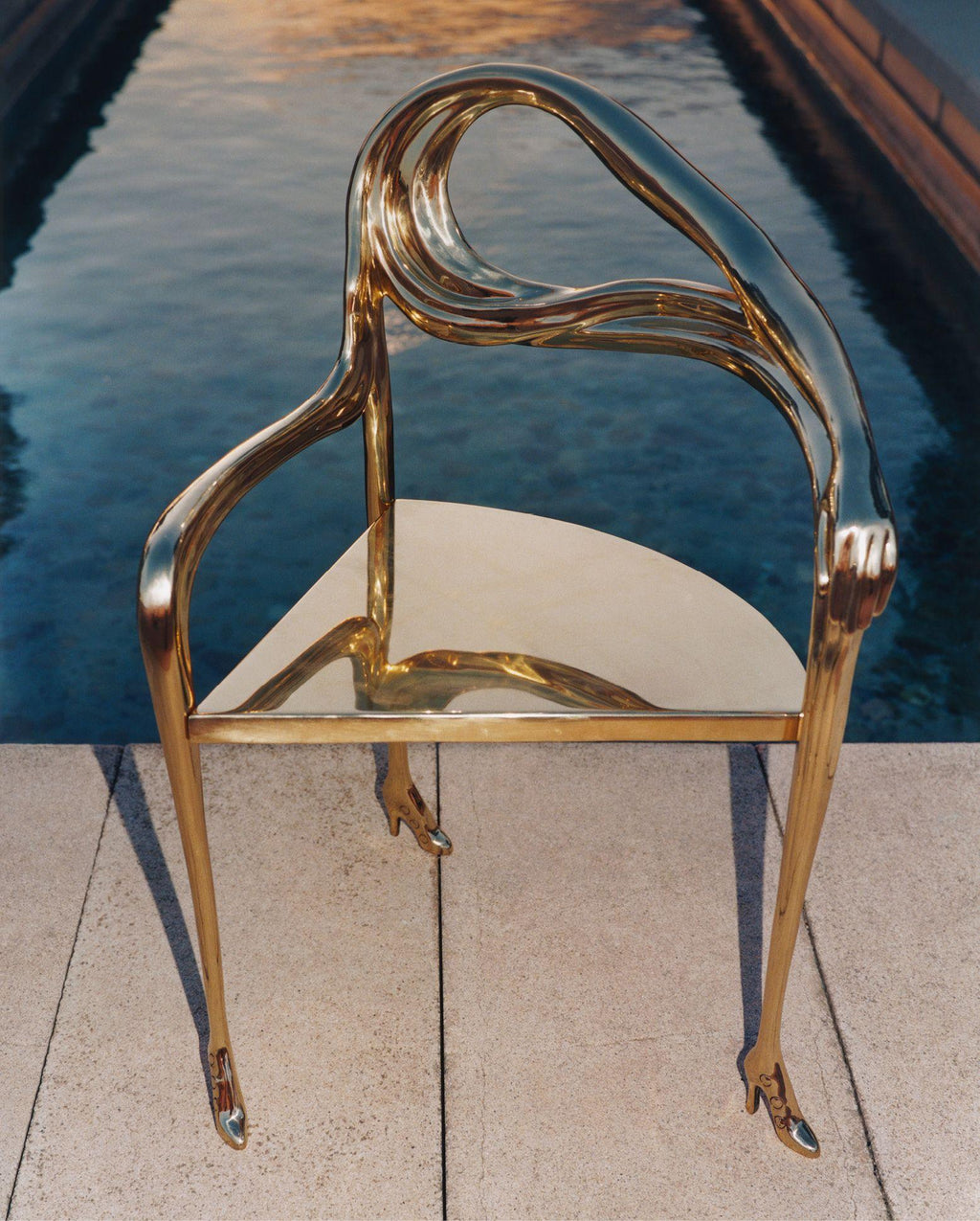 https://a.1stdibscdn.com/salvador-dali-leda-armchair-sculpture-for-sale-picture-8/f_14272/f_391940521712644340190/BD_Product_Leda_Armchair_3_3e4dce714f_master.jpg