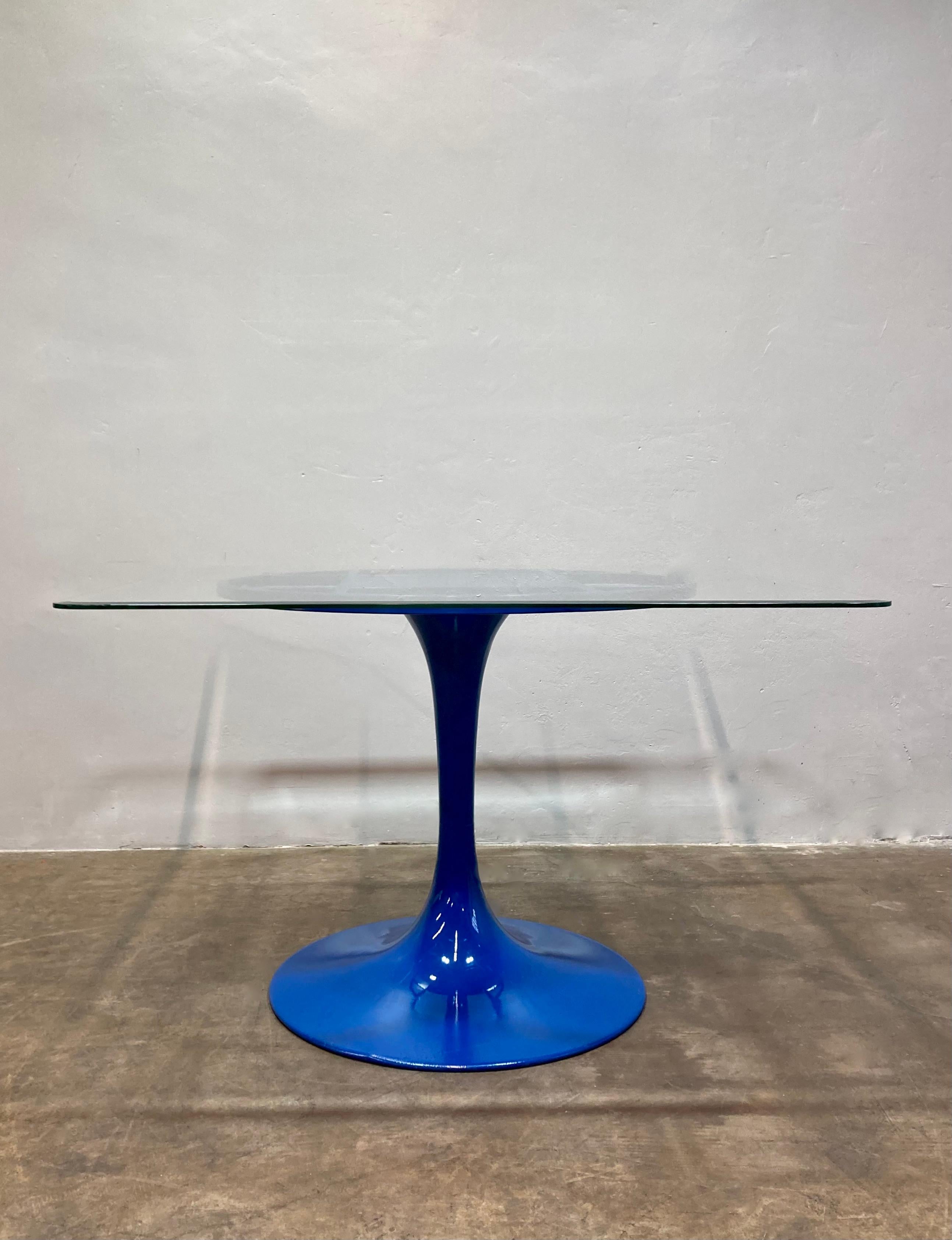 https://a.1stdibscdn.com/blue-powder-coated-steel-round-table-base-for-sale-picture-7/f_101742/f_458382621766527433590/BLUE_POWDERCOAT_TABLE9_master.jpeg