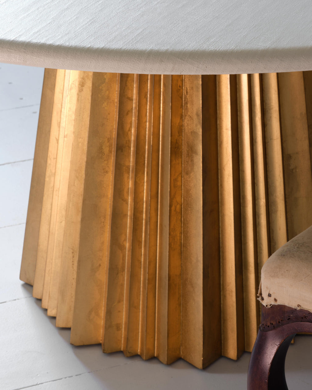 https://a.1stdibscdn.com/sunburst-round-dining-table-by-bunny-williams-home-for-sale-picture-7/f_83572/f_483270521768421638121/BWH_FALL_23_128_1_f1d72360_bbdb_4cbb_9ef7_6b6499eb4937_master.jpg