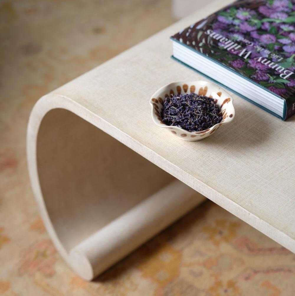 https://a.1stdibscdn.com/faux-linen-coffee-table-emilia-by-bunny-williams-home-for-sale-picture-5/f_83572/f_480067321765823175241/BWH_MATIN_SUMMER_244668_b2db4a04_52c1_4293_8dd8_cdfe15ff5285_master.jpg