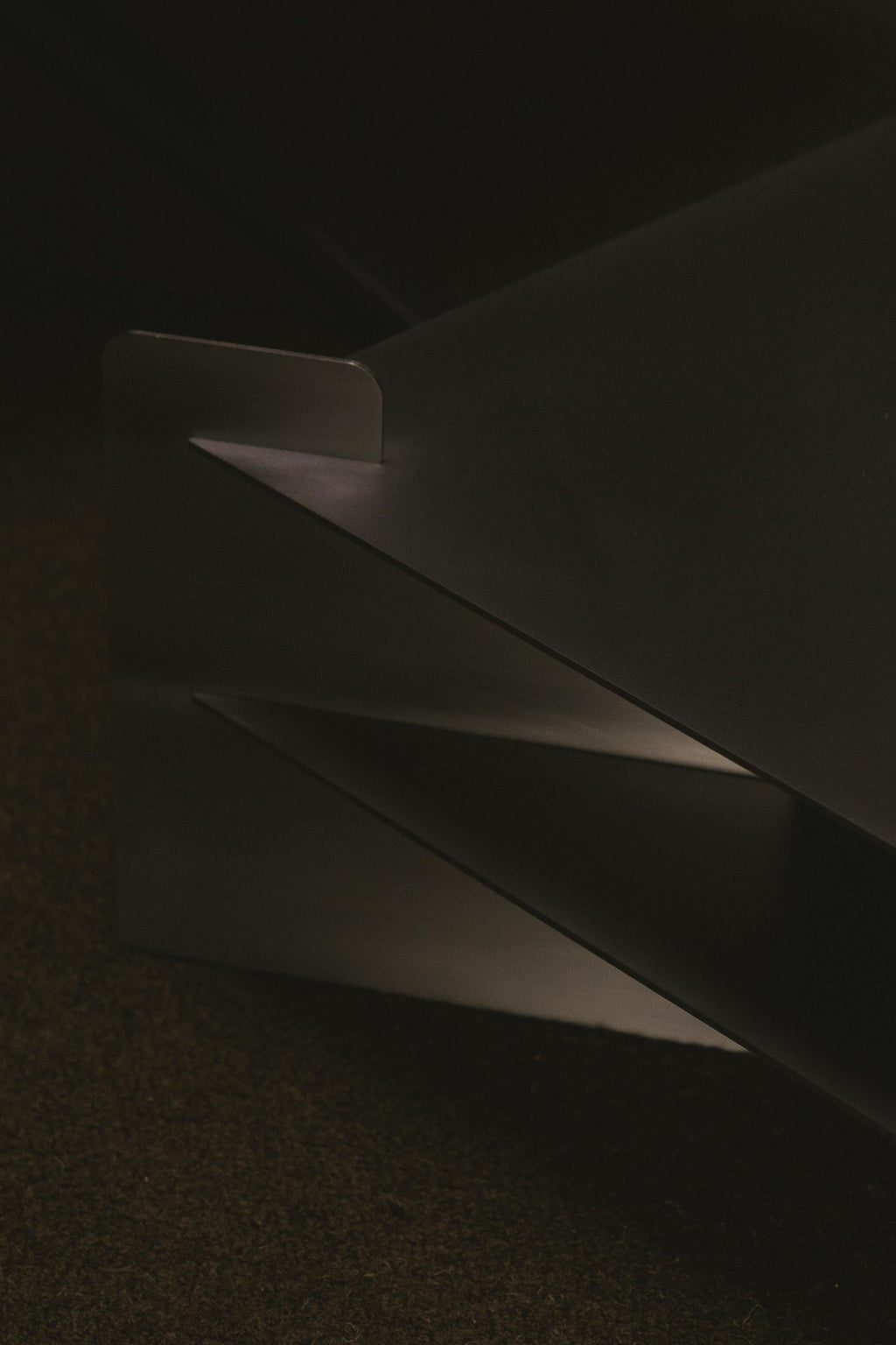 https://a.1stdibscdn.com/bali-stainless-steel-coffee-table-by-zincutec-for-sale-picture-4/f_12192/f_486226321770058832012/Bali_Coffee_Table_detail_master.jpg