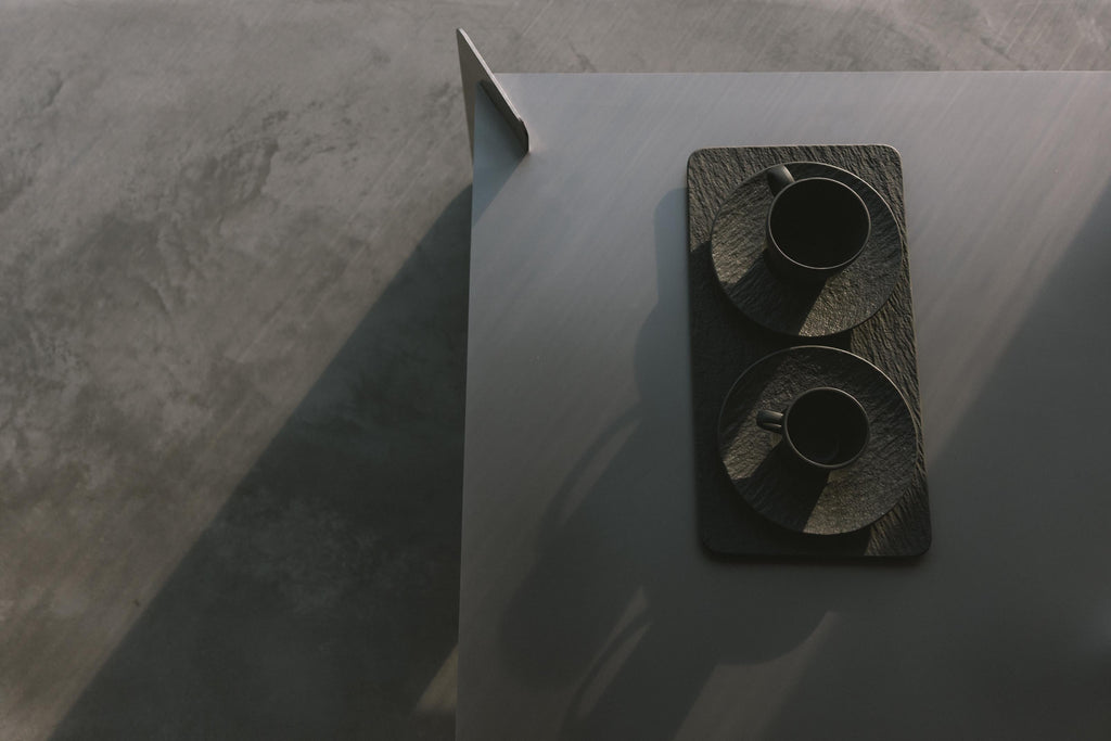 https://a.1stdibscdn.com/bali-stainless-steel-coffee-table-by-zincutec-for-sale-picture-7/f_12192/f_486226321770058831802/Bali_Coffee_Table_top_deco_master.jpg