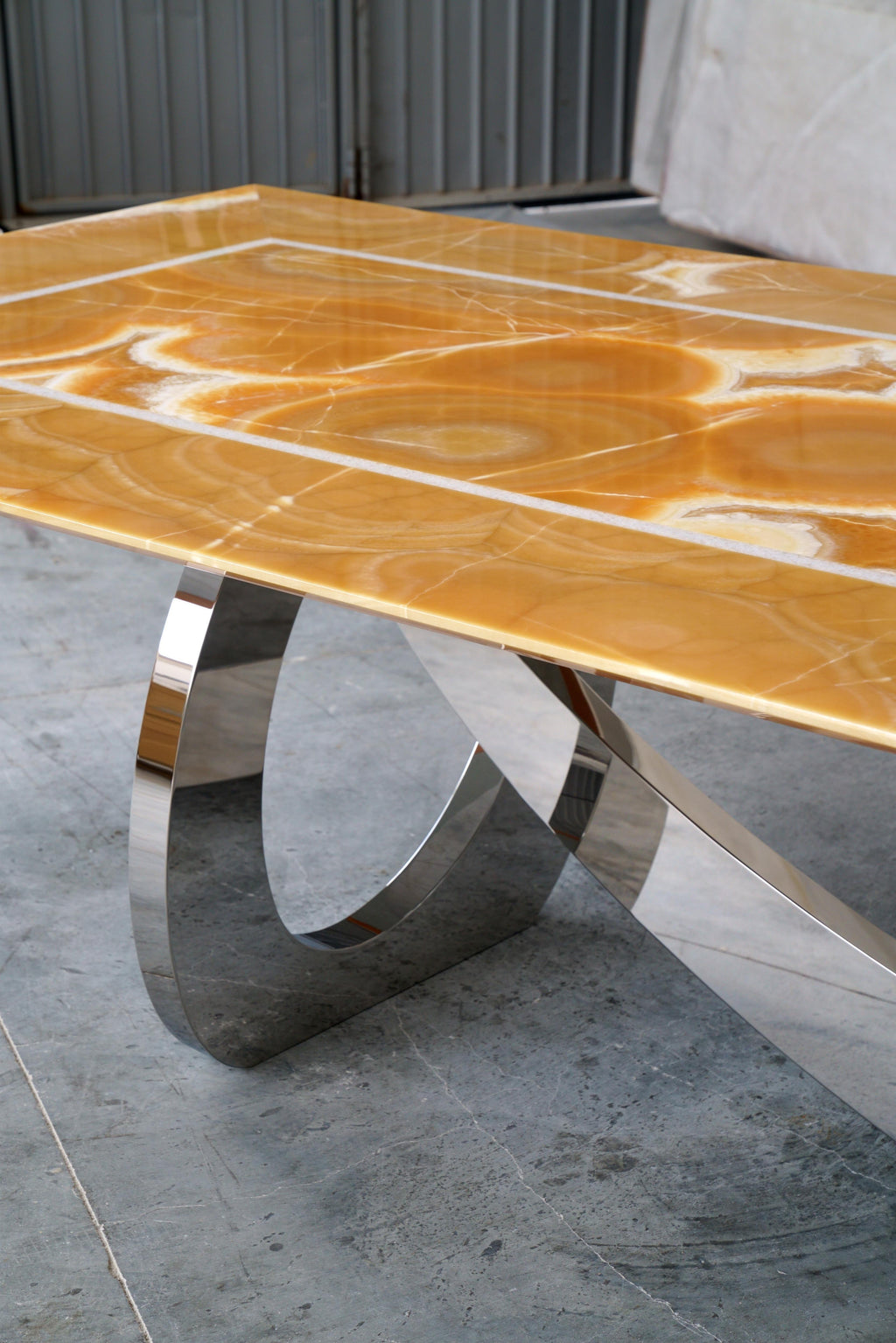 https://a.1stdibscdn.com/dining-table-orange-onyx-sculpture-mirror-steel-white-marble-inlay-made-in-italy-for-sale-picture-6/f_22003/f_321511221673366198278/Bangles_Stone_Orange_Onyx_Barberini_and_Gunnell_06_master.jpg