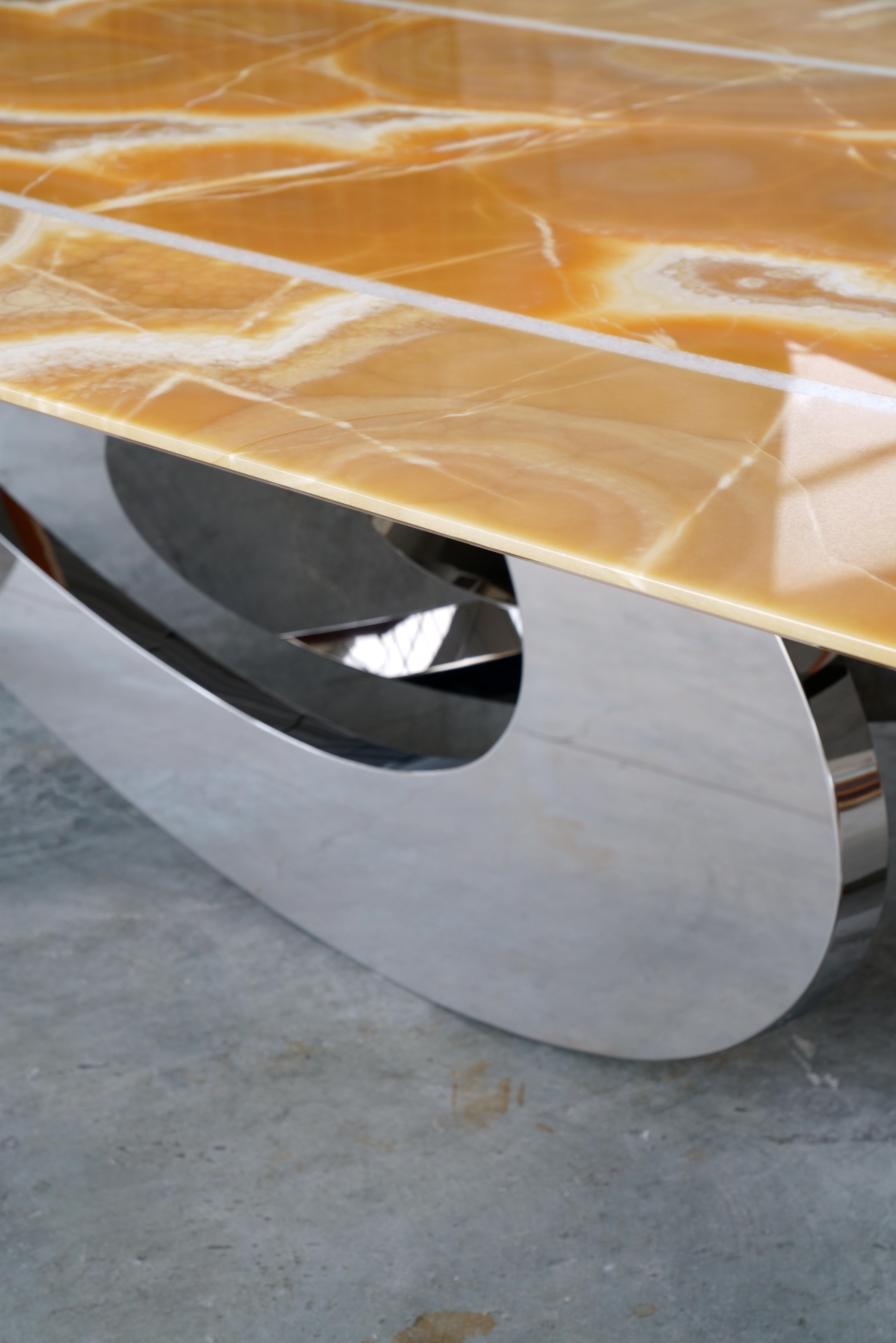 https://a.1stdibscdn.com/dining-table-orange-onyx-sculpture-mirror-steel-white-marble-inlay-made-in-italy-for-sale-picture-7/f_22003/f_321511221673366196906/Bangles_Stone_Orange_Onyx_Barberini_and_Gunnell_07_master.jpg