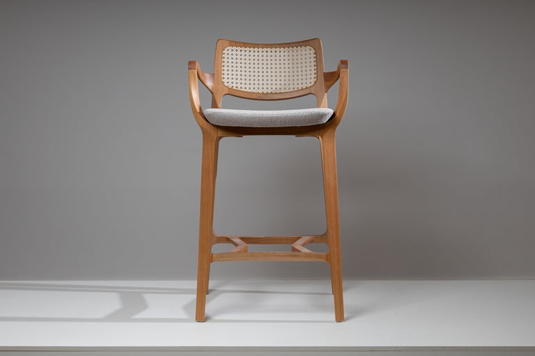 https://a.1stdibscdn.com/post-modern-stool-in-walnut-finish-cane-back-leather-seat-counter-or-bar-hight-for-sale-picture-11/f_35593/f_335528721680123263601/Banqueta_Aurora_mista_Mel_claro_Palha_Sextavada_natural_3__org.jpg?width=768