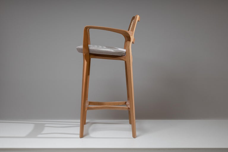 https://a.1stdibscdn.com/post-modern-stool-in-solid-wood-caning-back-and-seat-counter-or-bar-hight-for-sale-picture-5/f_35593/f_335524421680122633321/Banqueta_Aurora_mista_Mel_claro_Palha_Sextavada_natural_4__master.jpg?width=768