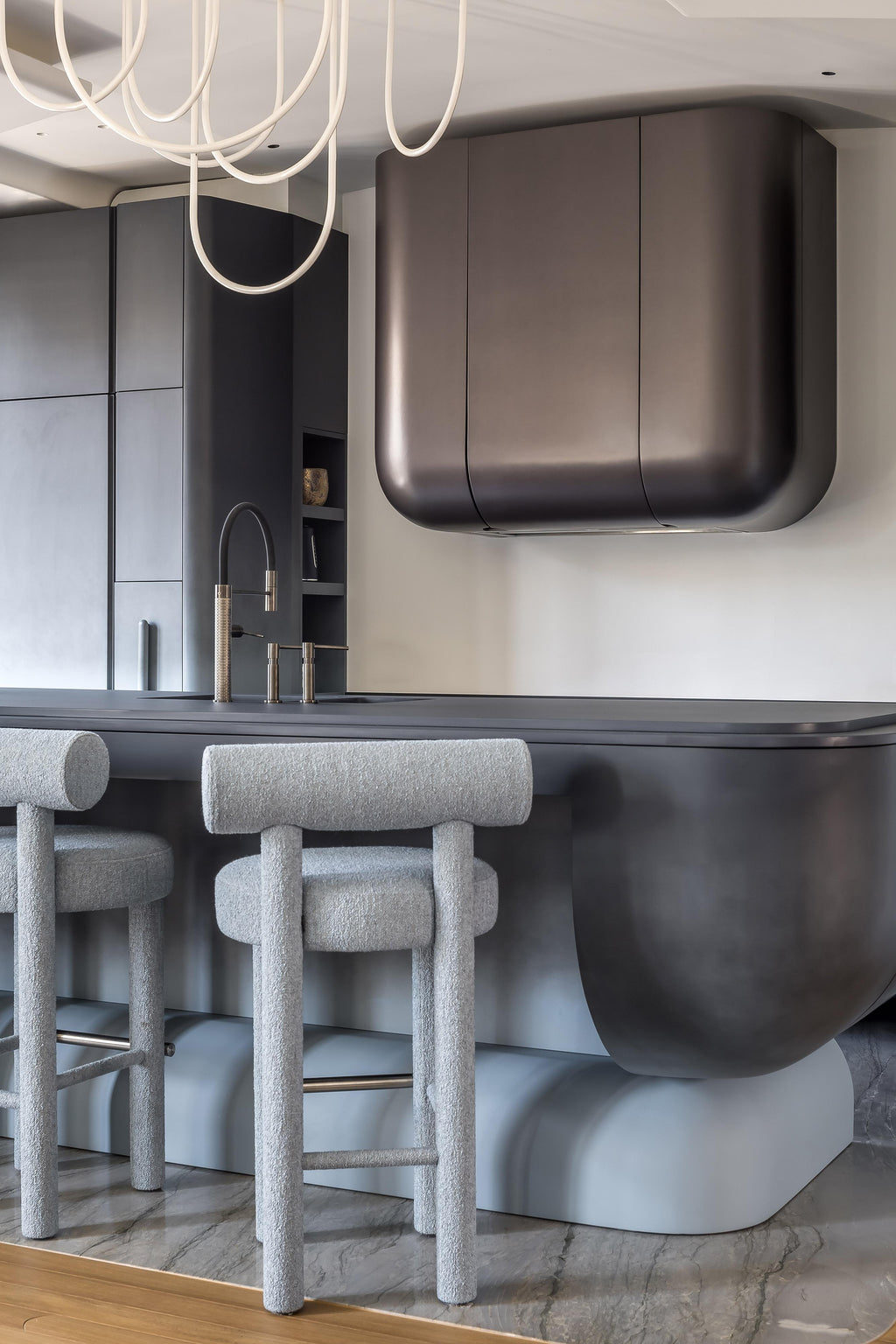 https://a.1stdibscdn.com/modern-bar-chair-gropius-cs1-fully-upholstered-in-wool-fabric-by-noom-for-sale-picture-10/f_42321/f_295575921696367130916/Bar_Chair_Gropius_CS1_in_interior_by_Virgine_Renaut_sm_3__master.jpg