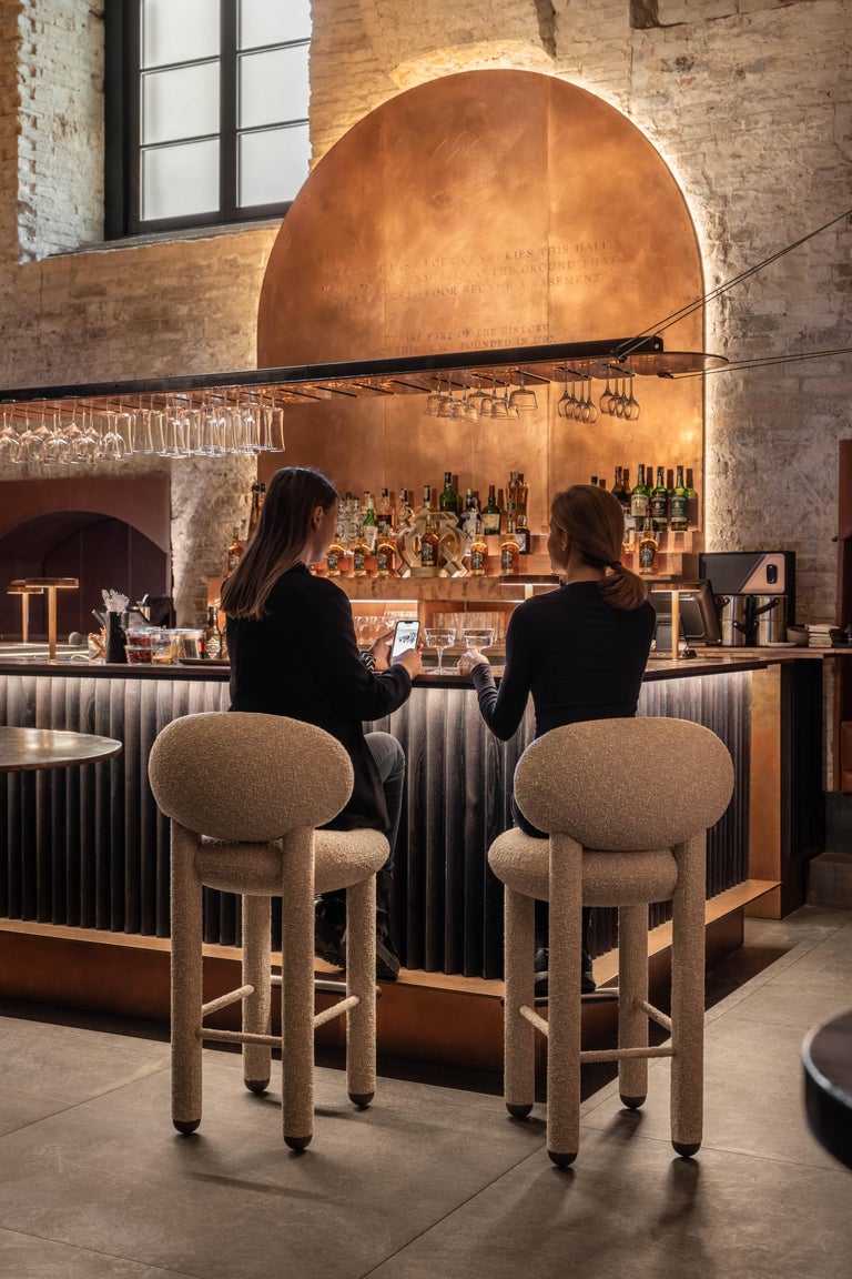 https://a.1stdibscdn.com/modern-bar-chair-flock-cs2-75-cm-with-wooden-legs-in-baloo-boucle-by-noom-for-sale-picture-5/f_42321/f_432654321737474577020/Bar_and_Counter_Chairs_Flock_by_NOOM_interior_2__master.jpg?width=768