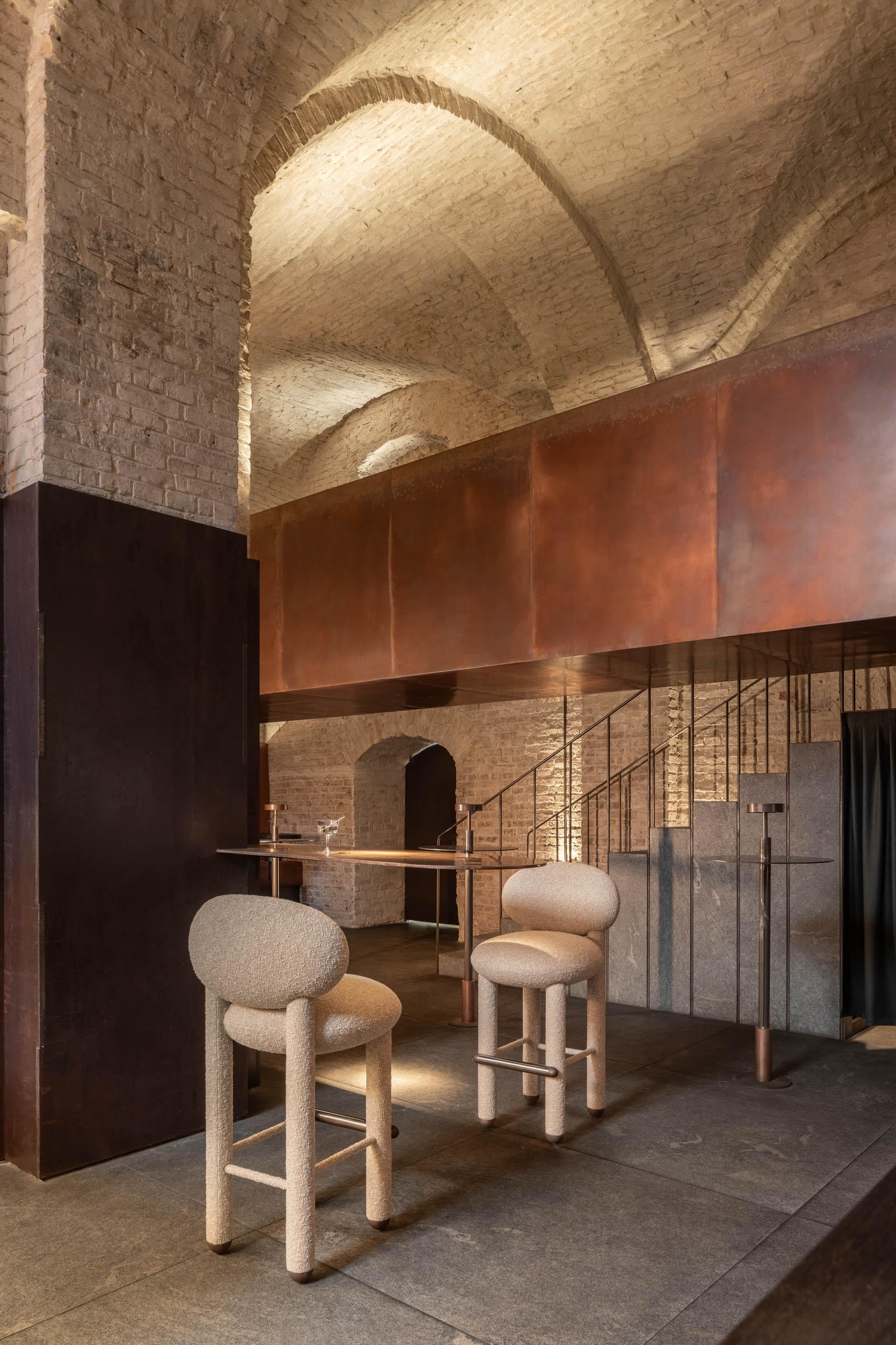 https://a.1stdibscdn.com/modern-bar-chair-flock-cs1-75cm-fully-upholstered-in-baloo-boucle-by-noom-for-sale-picture-5/f_42321/f_432653521737474349134/Bar_and_Counter_Chairs_Flock_by_NOOM_interior_8__master.jpg