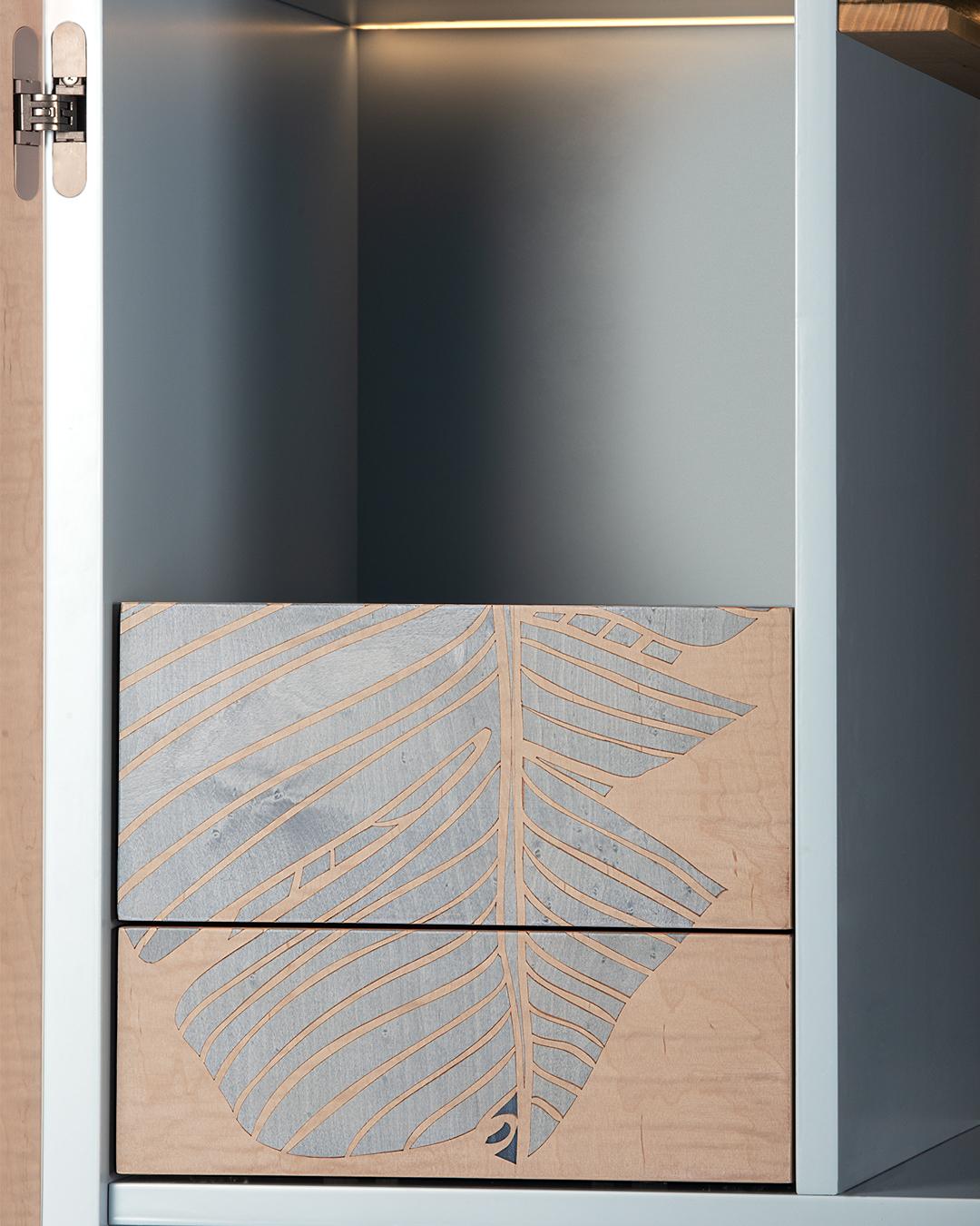 https://a.1stdibscdn.com/21st-century-basjoo-inlaid-bar-cabinet-in-white-and-blue-maple-hebanon-italy-for-sale-picture-8/4262612/f_305970321664299526825/Basjoo_cassetti_master.jpg