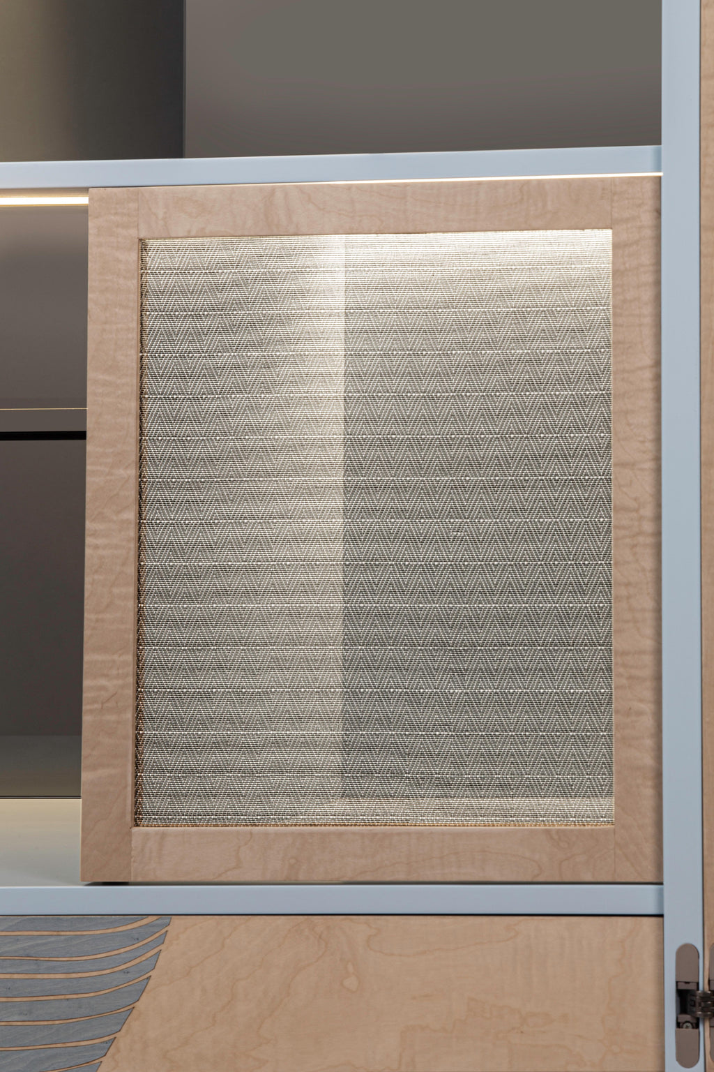 https://a.1stdibscdn.com/21st-century-basjoo-inlaid-bar-cabinet-in-white-and-blue-maple-hebanon-italy-for-sale-picture-9/4262612/f_305970321664299527699/Basjoo_dettaglio_luce_master.jpg