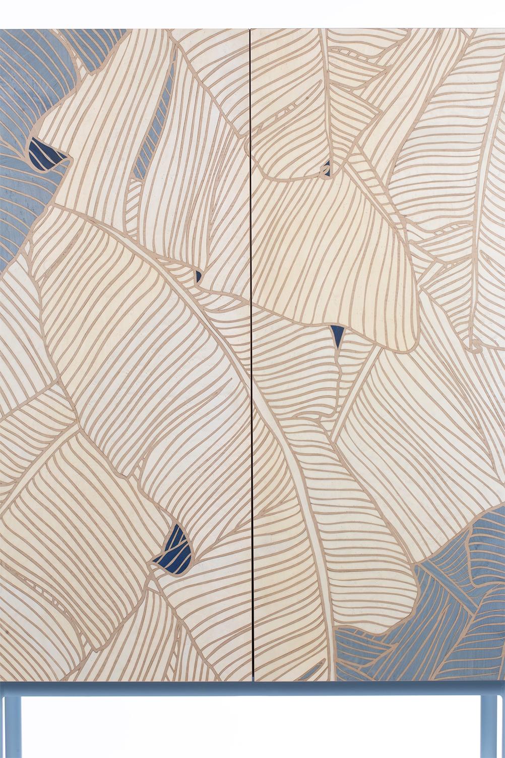 https://a.1stdibscdn.com/21st-century-basjoo-inlaid-bar-cabinet-in-white-and-blue-maple-hebanon-italy-for-sale-picture-3/4262612/f_305970321664299524209/Basjoo_dettaglio_master.jpg
