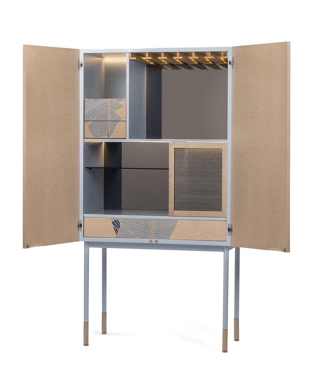 https://a.1stdibscdn.com/21st-century-basjoo-inlaid-bar-cabinet-in-white-and-blue-maple-hebanon-italy-for-sale-picture-5/4262612/f_305970321664299525249/Basjoo_interno_master.jpg