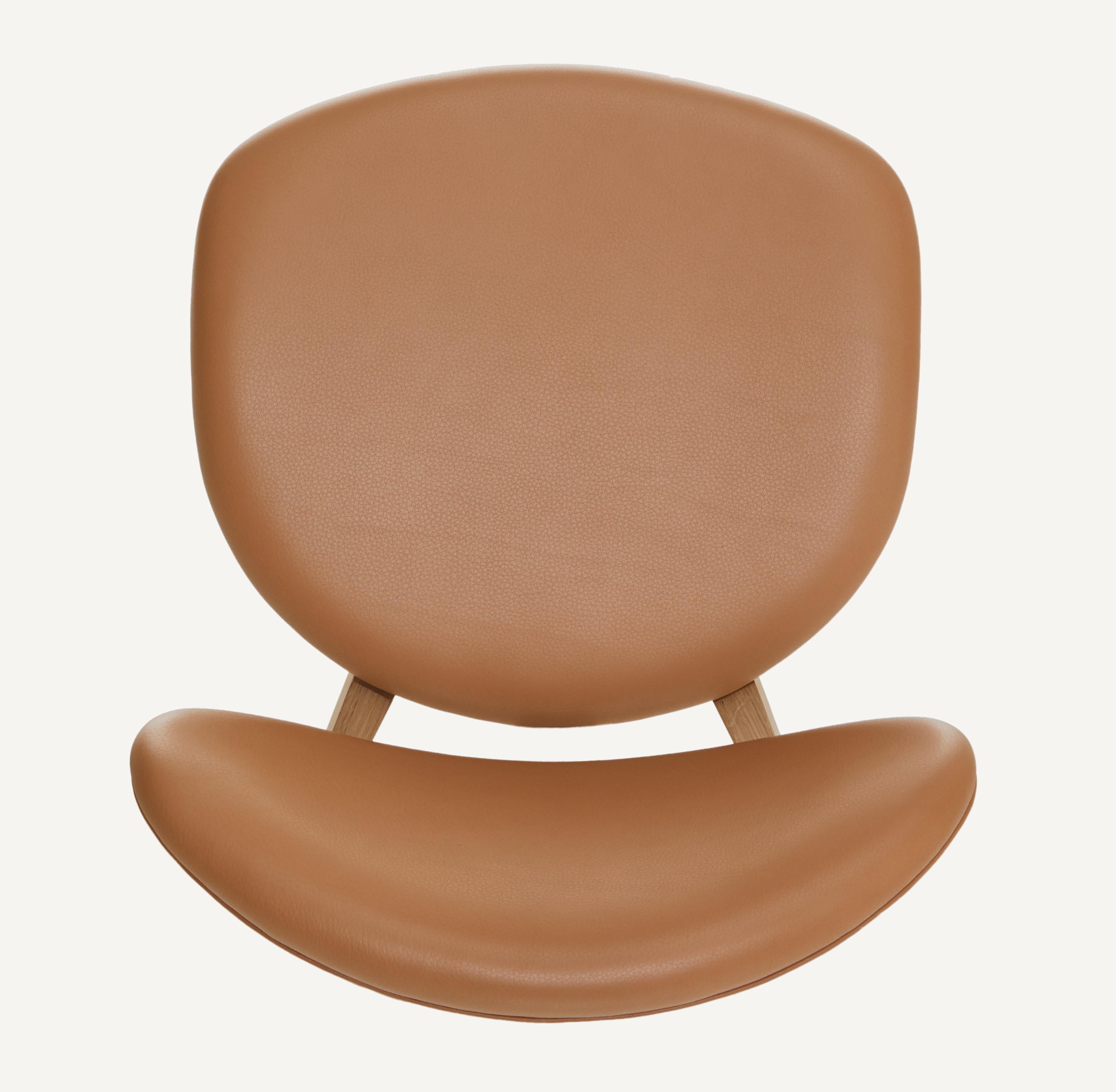 https://a.1stdibscdn.com/archivesE/upload/f_55842/1612453777257/BassamFellows_CB_61_Ovoid_Chair_solid_Oak_frame_and_Grade_B_leather_Camel_bird_s_eye_Photography_MARCO_FAVALI_master.jpg