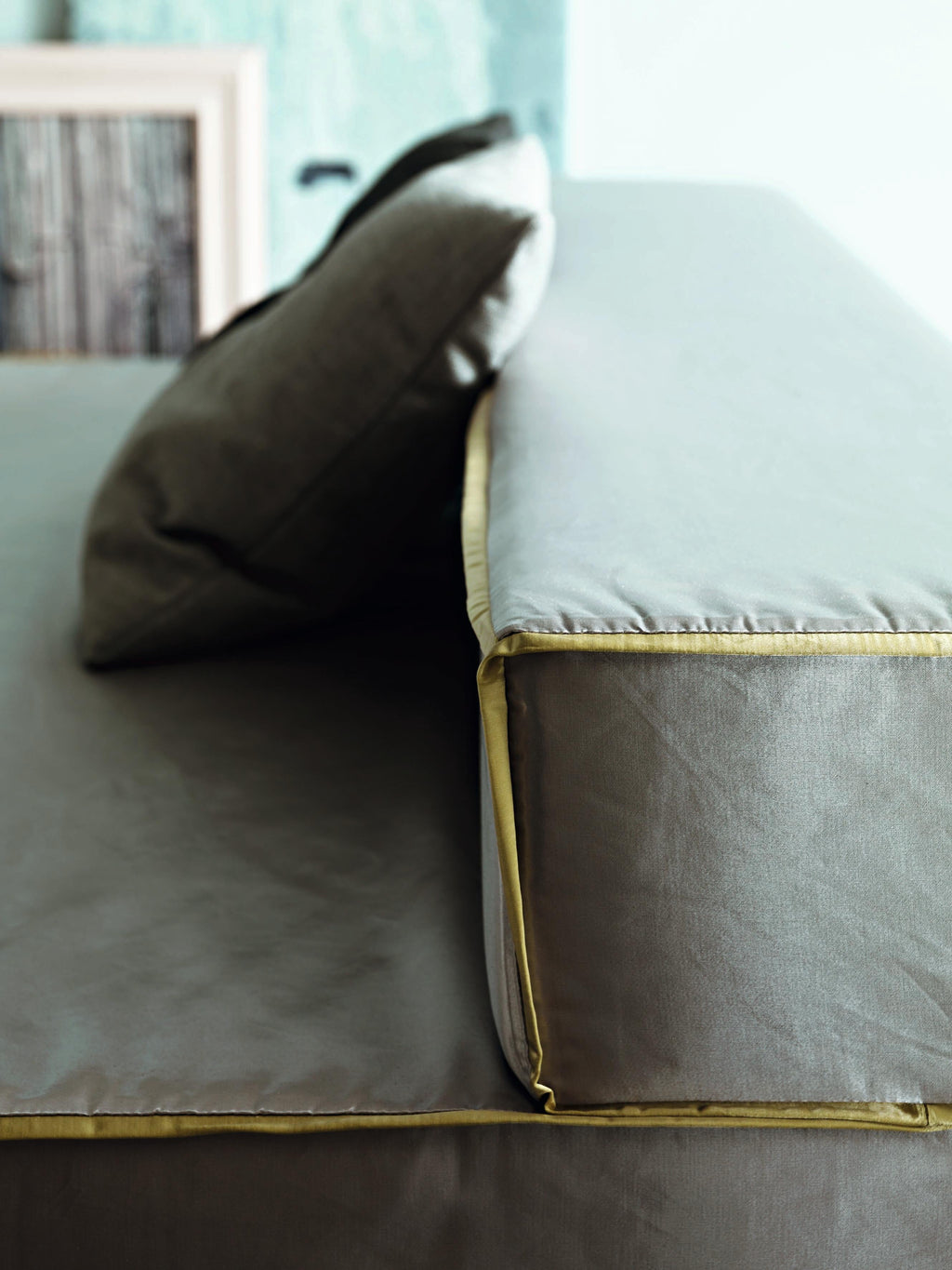 https://a.1stdibscdn.com/bed-breakfast-sofa-bed-in-lario-light-grey-upholstery-by-giuseppe-vigano-for-sale-picture-4/22569652/f_265735221639716848267/Bed_and_breakfast_3_master.jpg
