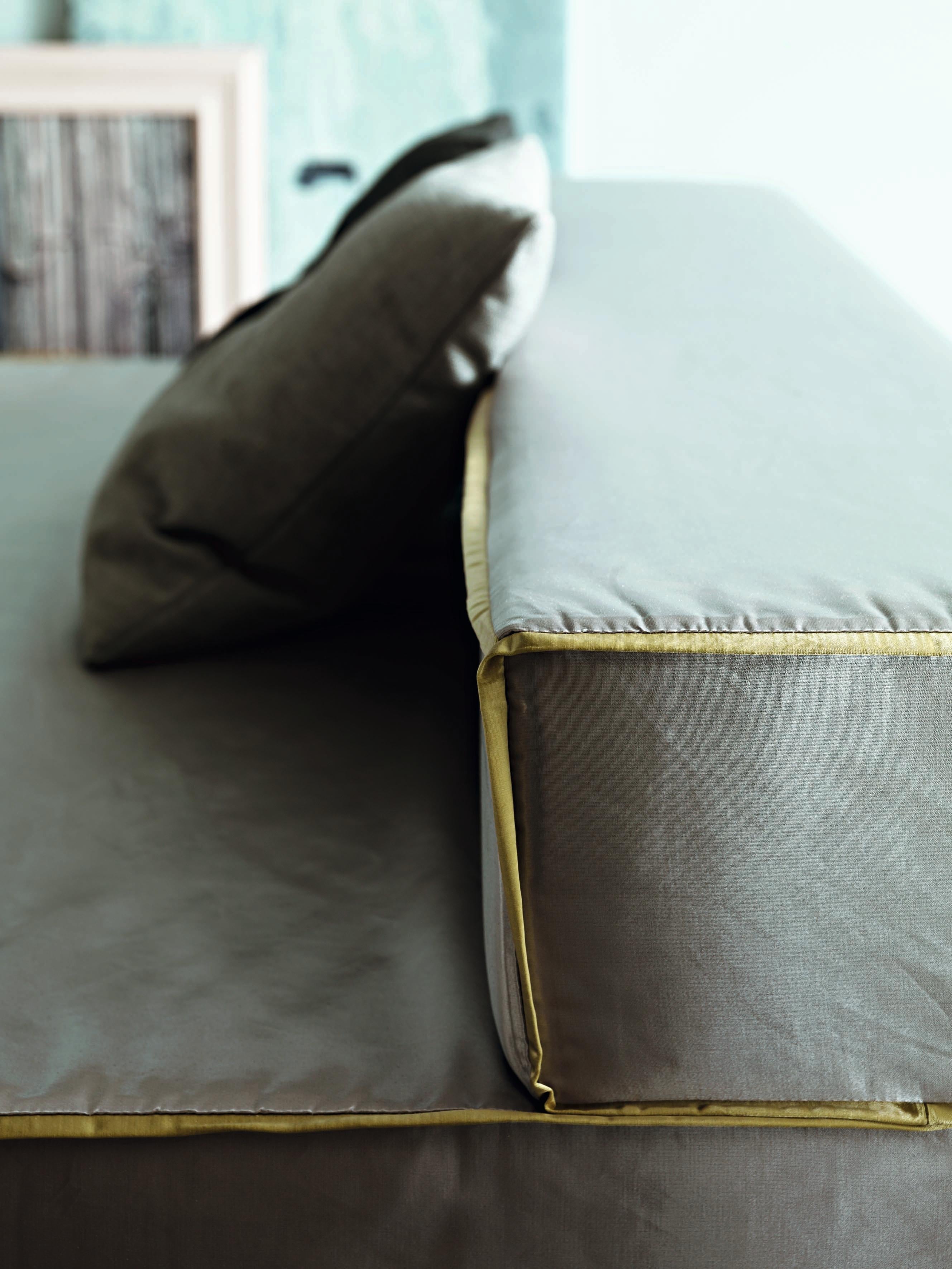 https://a.1stdibscdn.com/bed-breakfast-sofa-bed-in-lario-light-grey-upholstery-by-giuseppe-vigano-for-sale-picture-4/22569652/f_265735221639716848267/Bed_and_breakfast_3_master.jpg