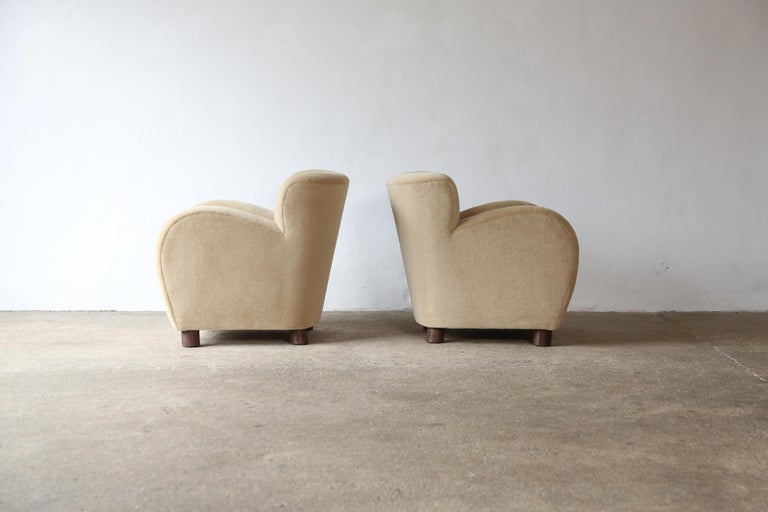 https://a.1stdibscdn.com/pair-of-lounge-chairs-upholstered-in-beige-pure-alpaca-for-sale-picture-9/f_22593/f_394410721714117740555/Beige_Tan_Sand_Lassen_Blue_Chairs_Pair_Alpaca_4_24_8_master.jpg?width=768
