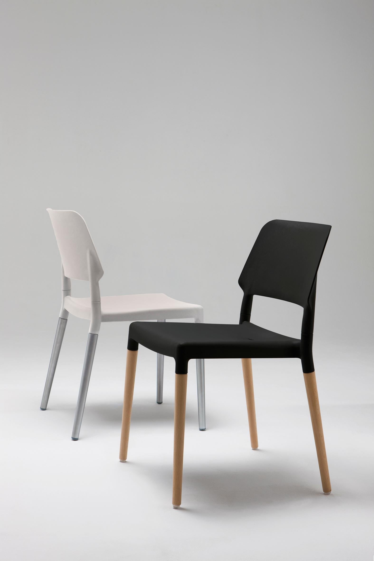 https://a.1stdibscdn.com/set-of-4-belloch-dining-chair-by-lagranja-design-for-sale-picture-4/f_12192/f_330994321677858585511/Belloch_blanca_negra_CarmenMasia_2009_RET_master.jpg