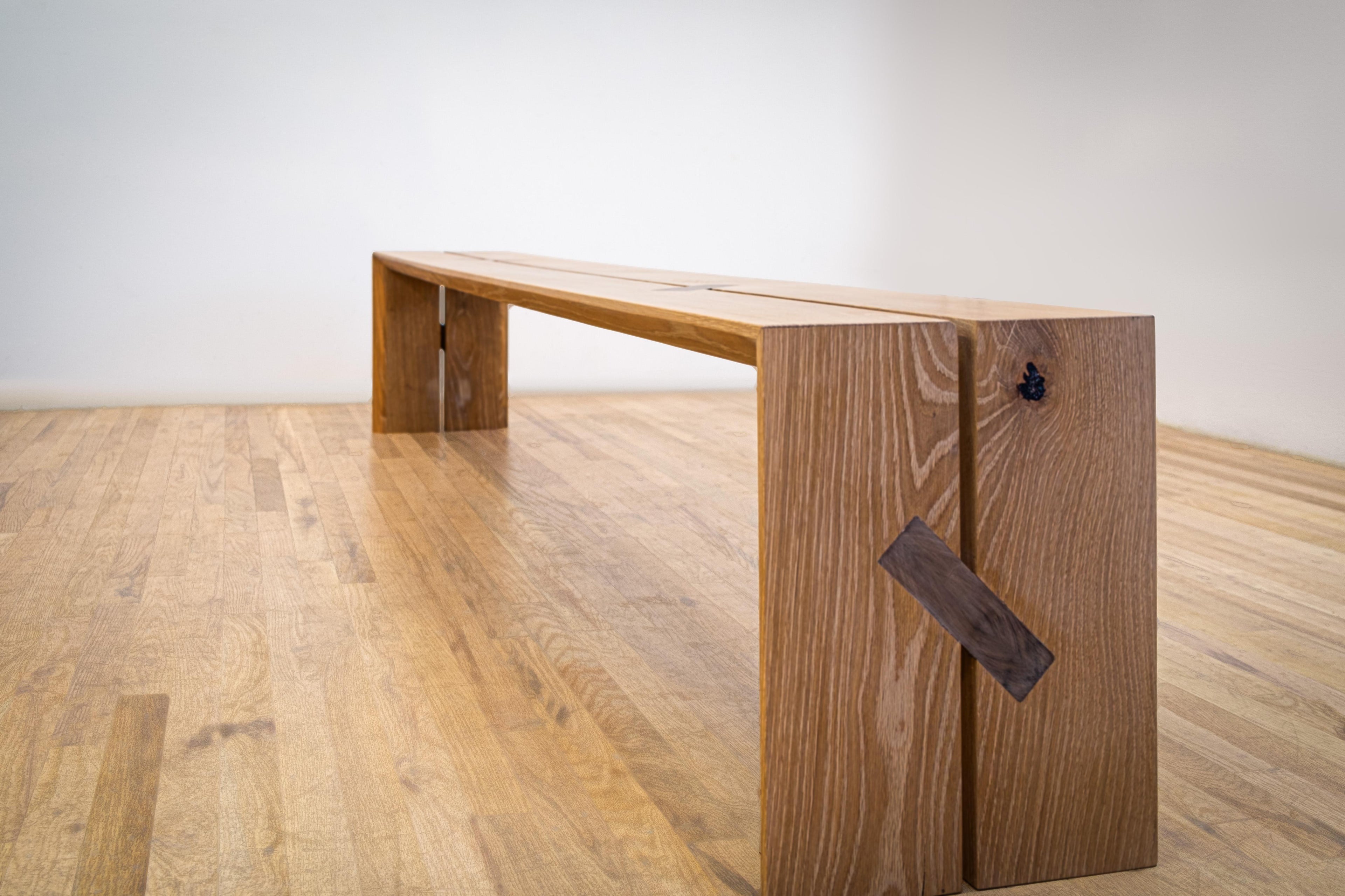 https://a.1stdibscdn.com/walnut-oak-butterfly-joinery-gallery-handmade-modern-minimal-bench-for-sale-picture-3/f_55692/f_356559521711909984075/Bench7_master.jpg