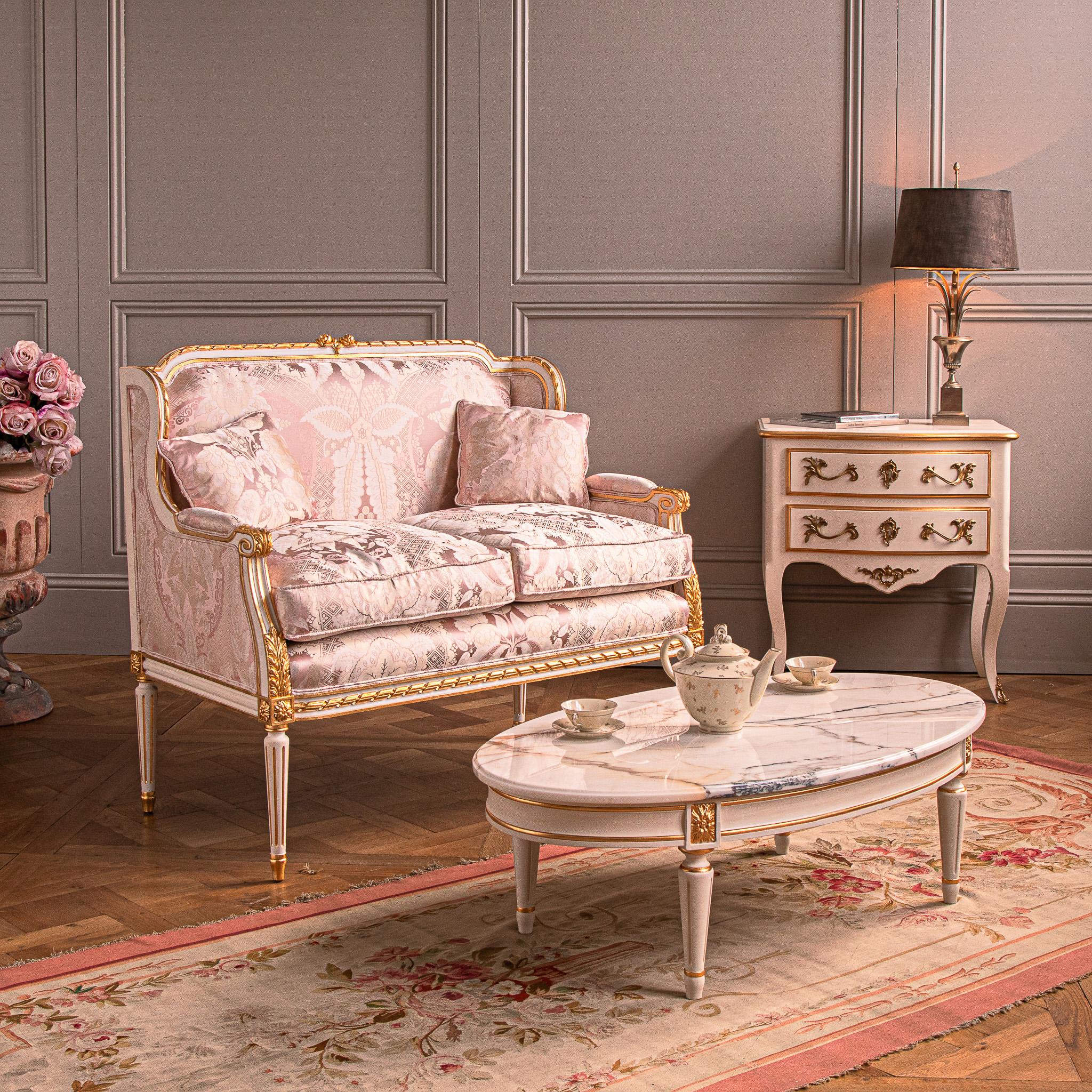 https://a.1stdibscdn.com/louis-xvi-style-sofa-for-sale-picture-3/f_23353/f_217465021725376777693/Bespoke_Cabintets_087_EDT_master.jpg