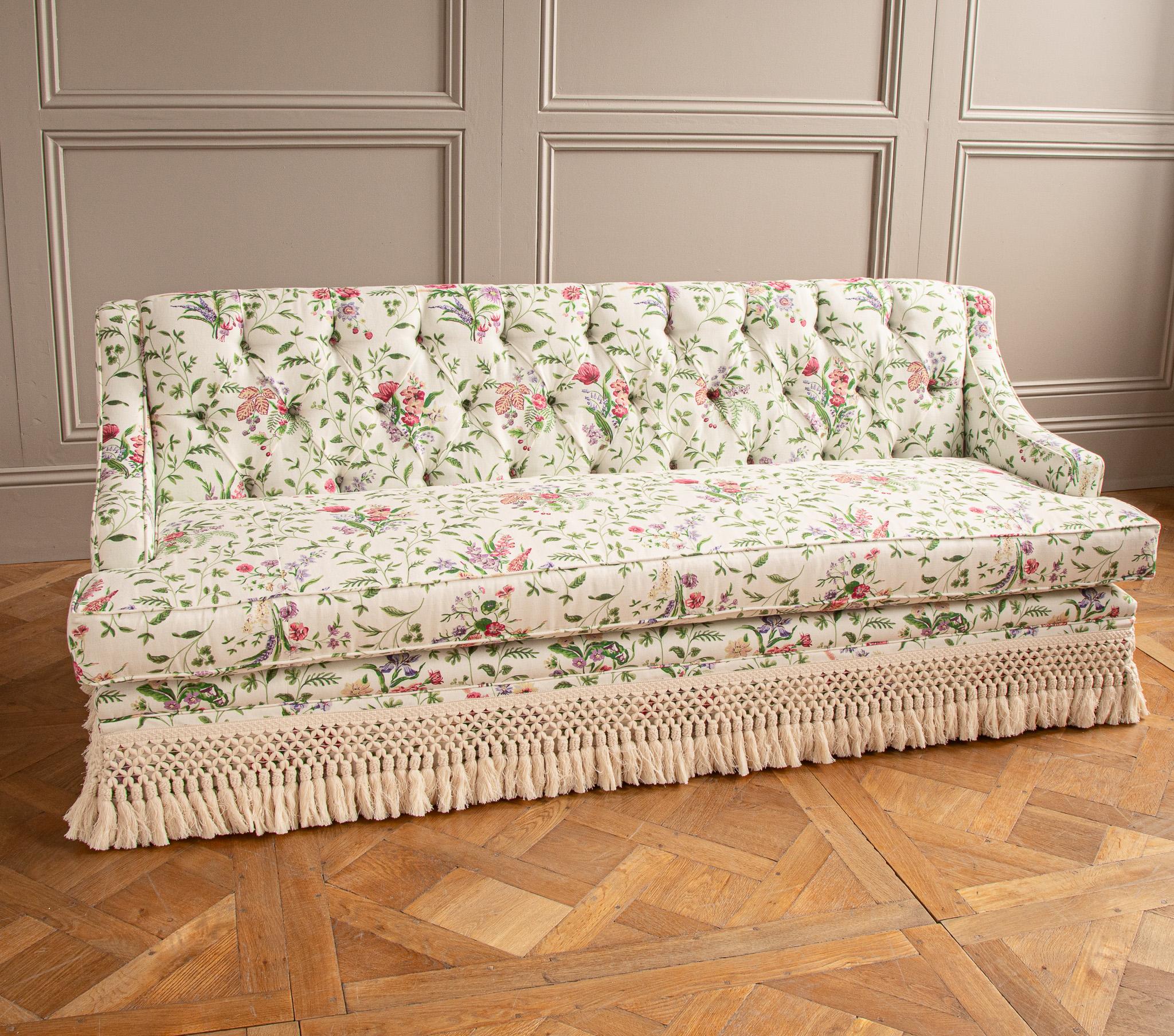 https://a.1stdibscdn.com/custom-sized-upholstered-hand-made-sofa-by-la-maison-london-for-sale-picture-2/f_23353/f_445964521744887762936/Bespoke_Sofa_white_017_2_master.jpg