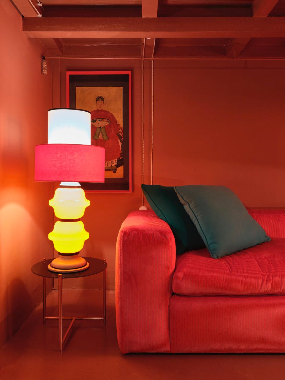 https://a.1stdibscdn.com/big-bubble-red-corduroy-sofa-for-sale-picture-4/f_48381/f_161983721568987514099/Big_Bubble_cord_location_master.jpeg