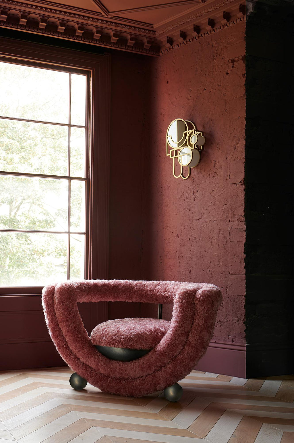 https://a.1stdibscdn.com/kissing-armchair-by-lara-bohinc-in-bronze-metal-and-furry-rose-fabric-in-stock-for-sale-picture-8/f_19173/f_254440021681991662120/Bohinc_Studio_Kissing_Armchair_and_Moonrise_Wall_Light_photo_by_Philippe_Fragni_re_master.jpg