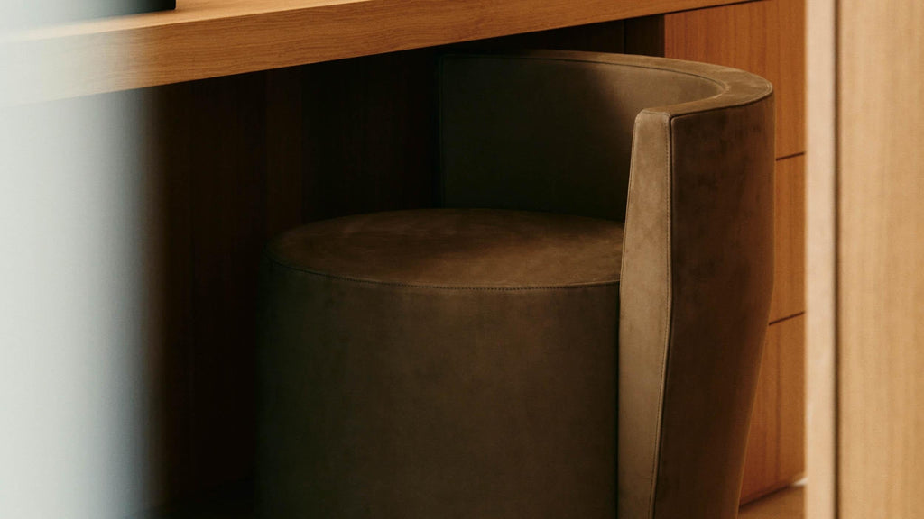 https://a.1stdibscdn.com/contemporary-armchair-bond-street-by-man-of-parts-sahco-coney-0003-for-sale-picture-6/f_31233/f_364374821696341073142/Bond_Street_1_Man_of_Parts_Savannah_Bay_Gallery_master.jpg