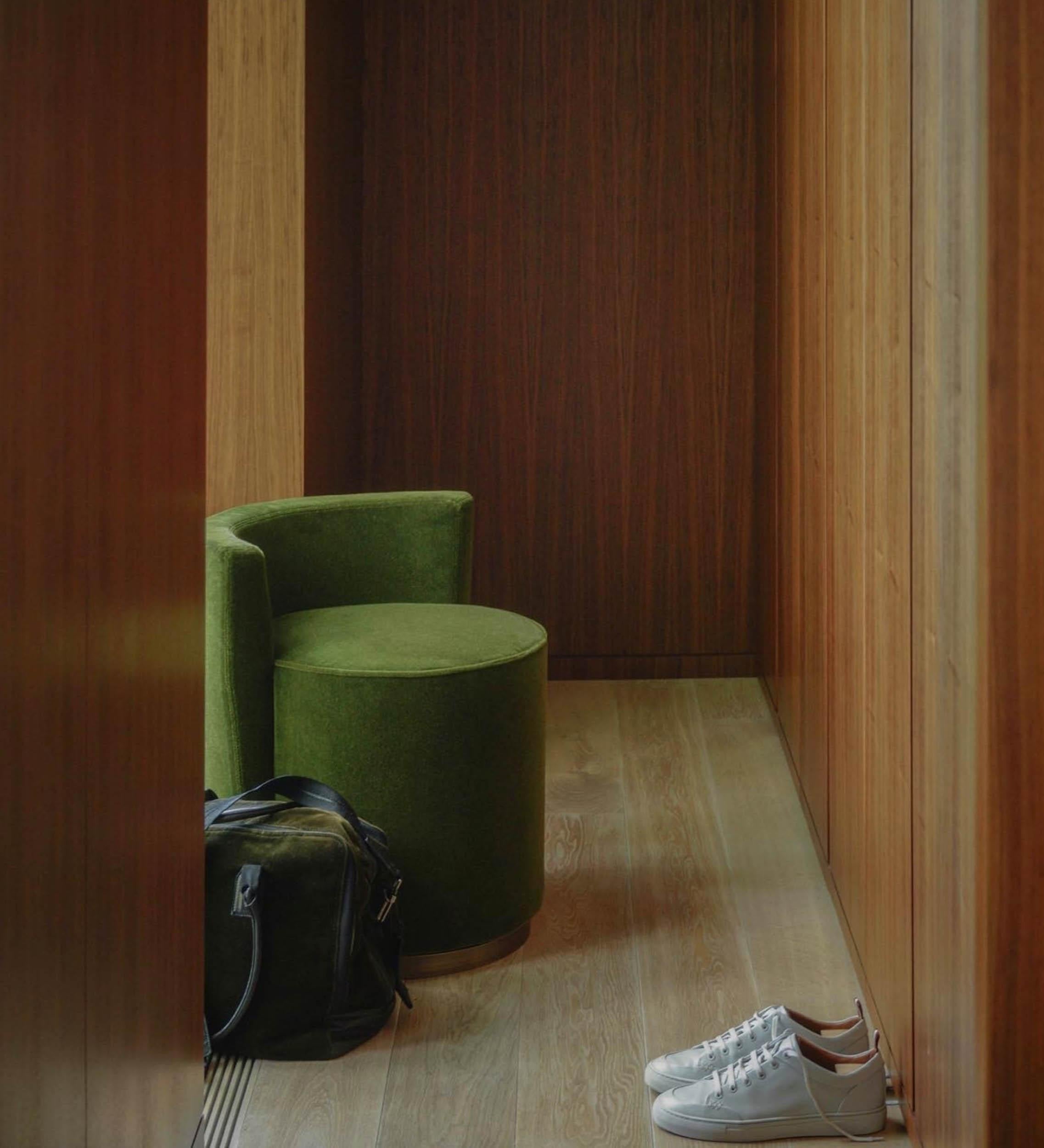 https://a.1stdibscdn.com/contemporary-armchair-bond-street-by-man-of-parts-sahco-coney-0003-for-sale-picture-5/f_31233/f_364374821696341073584/Bond_Street_3_Man_of_Parts_Savannah_Bay_Gallery_master.jpg