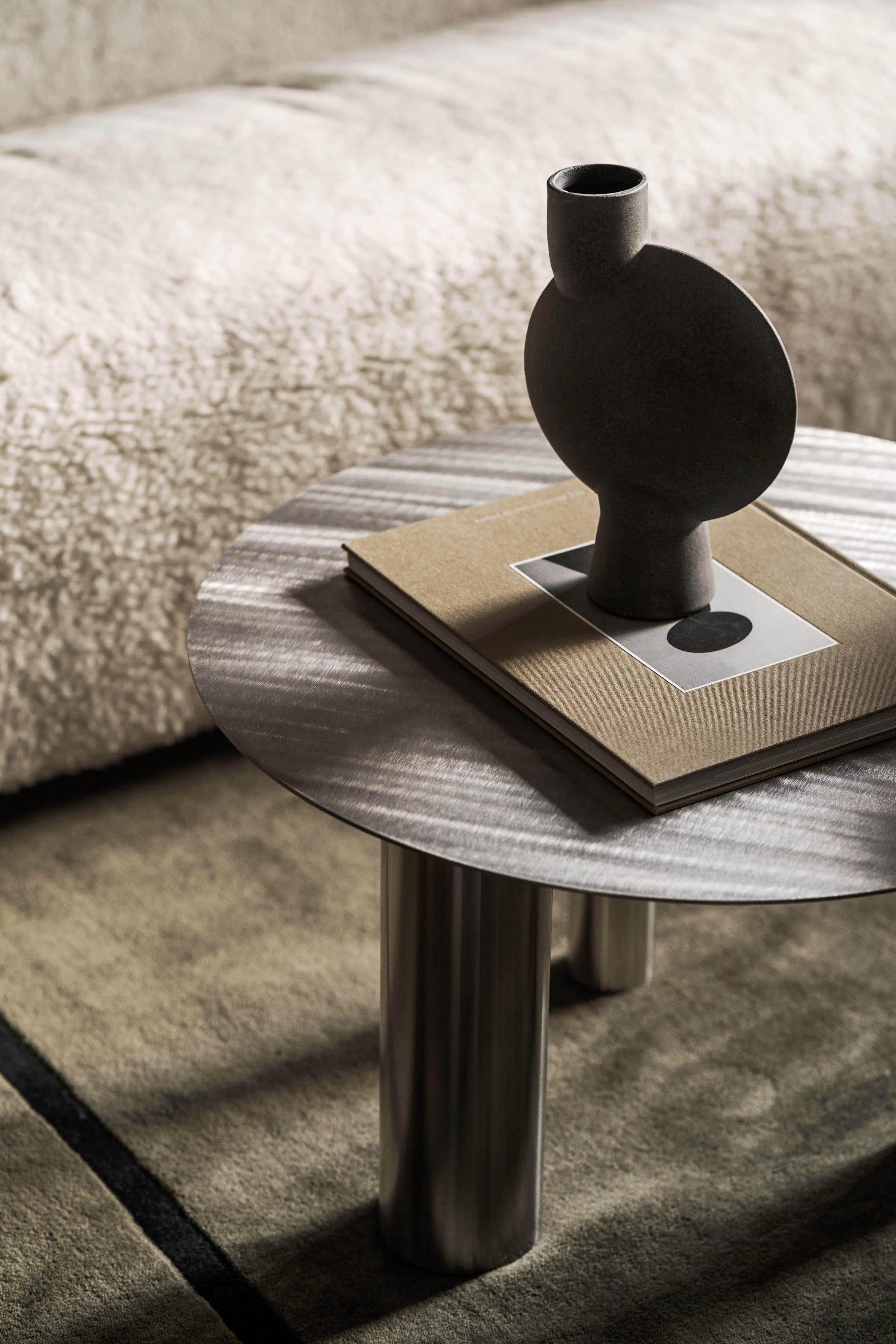 https://a.1stdibscdn.com/high-coffee-table-brandt-cs1-made-of-stainless-steel-by-noom-for-sale-picture-2/f_42321/f_185527621624914651045/_Brandt_Coffee_tables_in_interior_3_sm_1_master.jpg