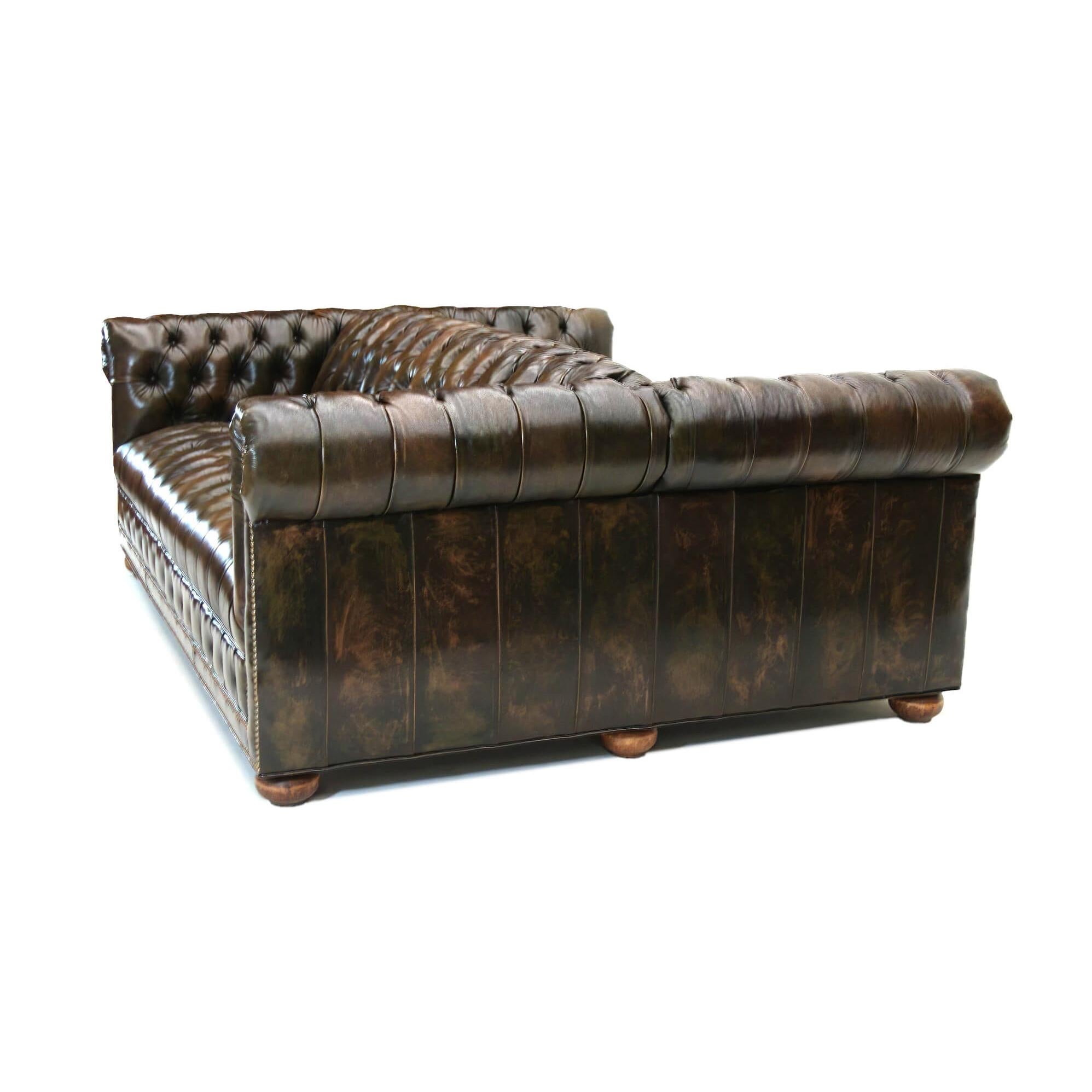 https://a.1stdibscdn.com/custom-double-sided-chesterfield-sofa-for-sale-picture-5/f_8038/f_232895121617830812075/Brown_Double_figured_Leather_copy_master.jpg