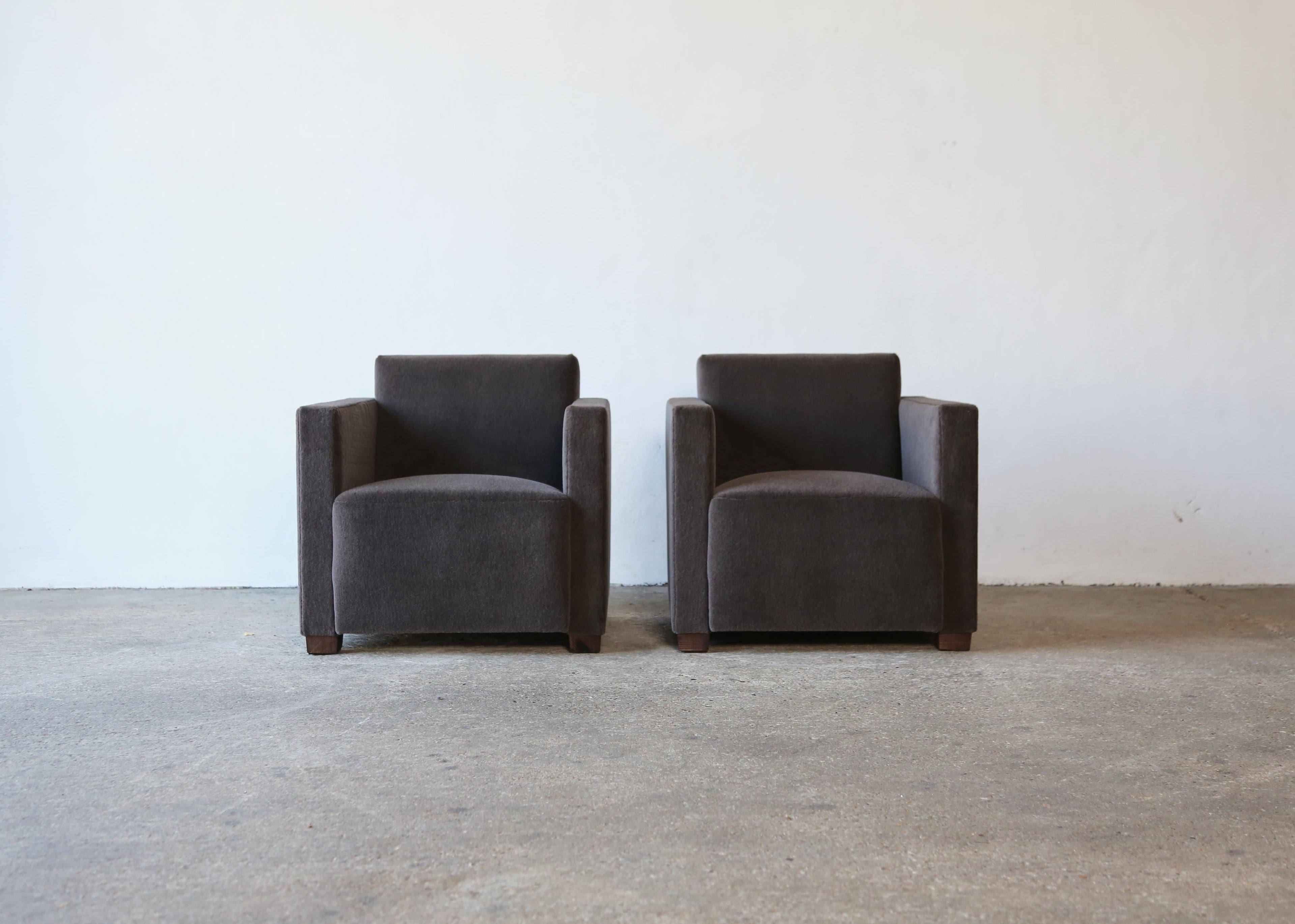 https://a.1stdibscdn.com/a-pair-of-elegant-armchairs-upholstered-in-pure-alpaca-for-sale-picture-4/f_22593/f_360675521694166937634/Brown_Grey_Alpaca_Square_Clubs_9_23_3_master.jpg
