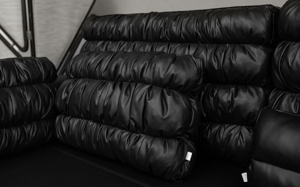 https://a.1stdibscdn.com/buredo-corner-modern-sofa-in-faux-black-leather-with-metal-legs-for-sale-picture-9/f_62262/f_474153621762461572331/Buredo_L_Kanepe_DSN02642_20251031_master.jpg
