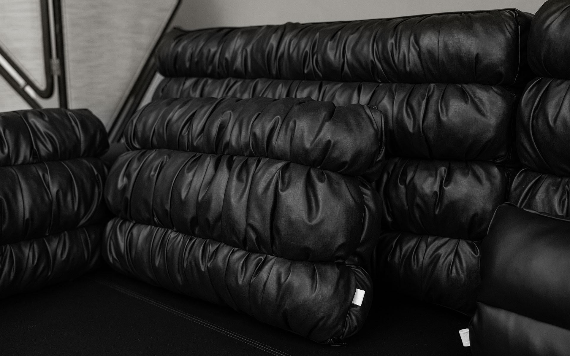 https://a.1stdibscdn.com/buredo-corner-modern-sofa-in-faux-black-leather-with-metal-legs-for-sale-picture-9/f_62262/f_474153621762461572331/Buredo_L_Kanepe_DSN02642_20251031_master.jpg