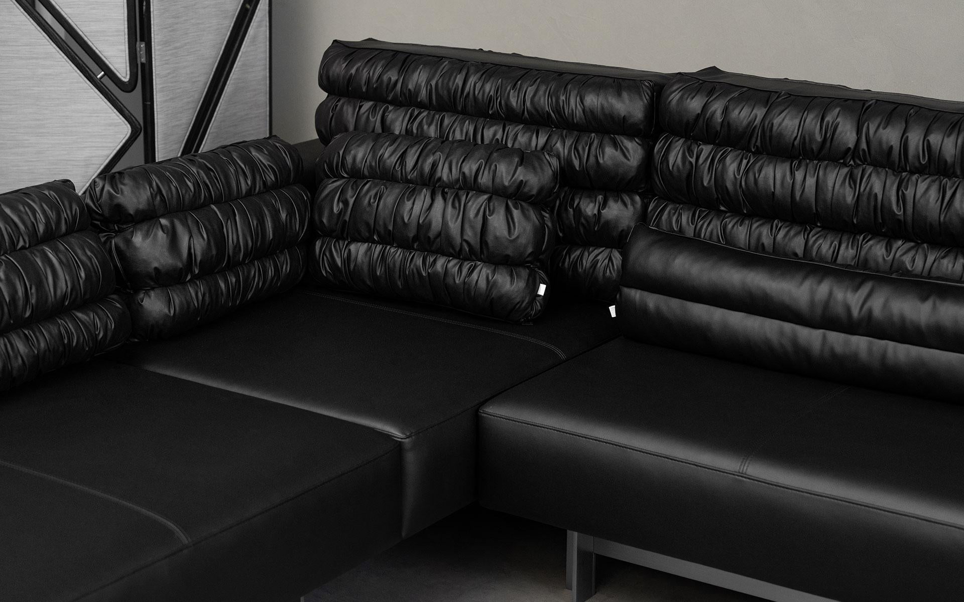 https://a.1stdibscdn.com/buredo-corner-modern-sofa-in-faux-black-leather-with-metal-legs-for-sale-picture-11/f_62262/f_474153621762461572333/Buredo_L_Kanepe_DSN02651_20251031_master.jpg
