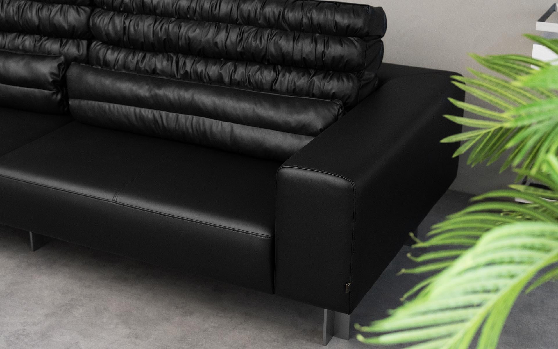 https://a.1stdibscdn.com/buredo-corner-modern-sofa-in-faux-black-leather-with-metal-legs-for-sale-picture-12/f_62262/f_474153621762461572265/Buredo_L_Kanepe_DSN02653_20251031_master.jpg