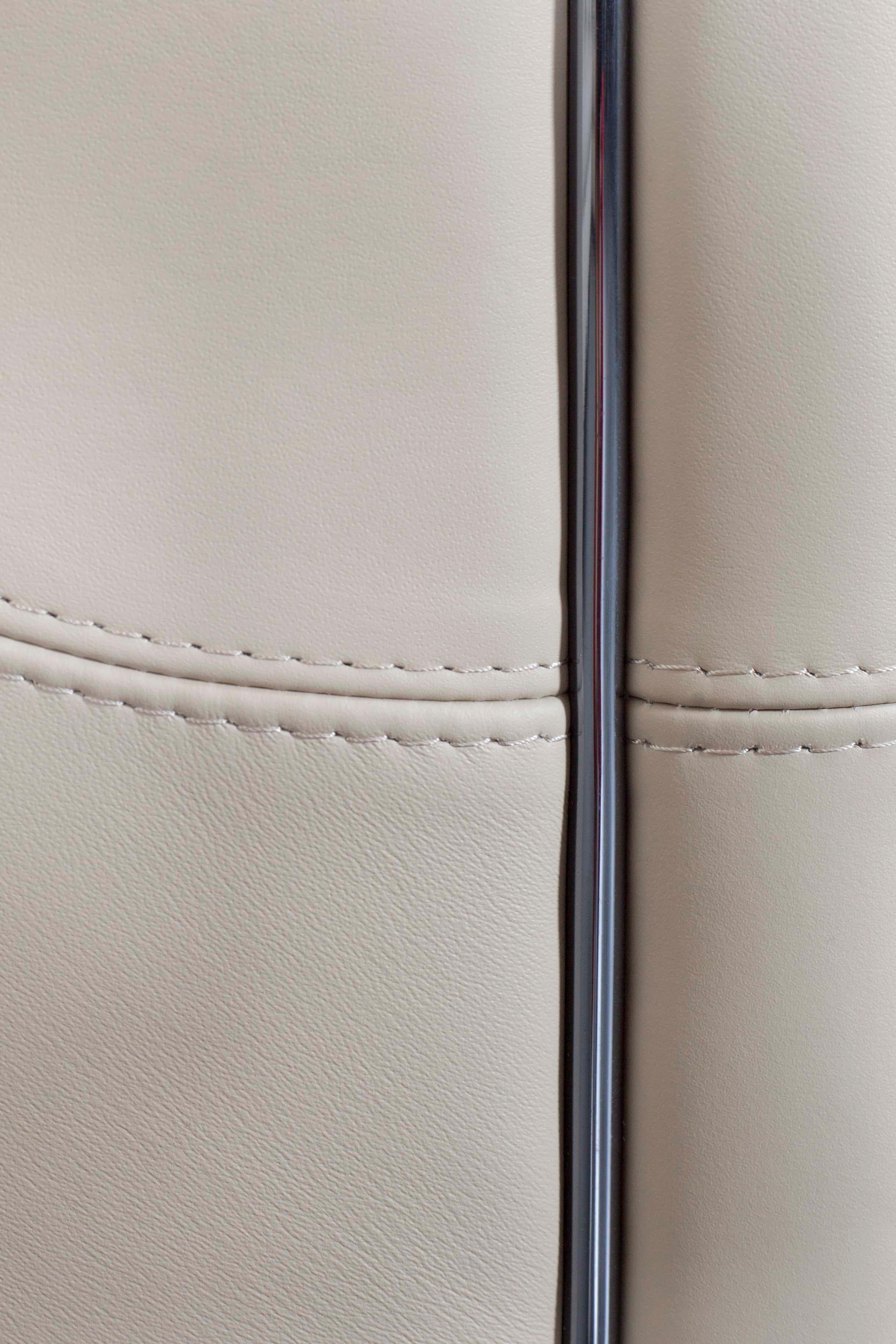 https://a.1stdibscdn.com/modern-versailles-sofa-cream-leather-handmade-in-italy-by-fendi-for-sale-picture-10/f_53532/f_363291921695722238879/C100475_6_master.jpg