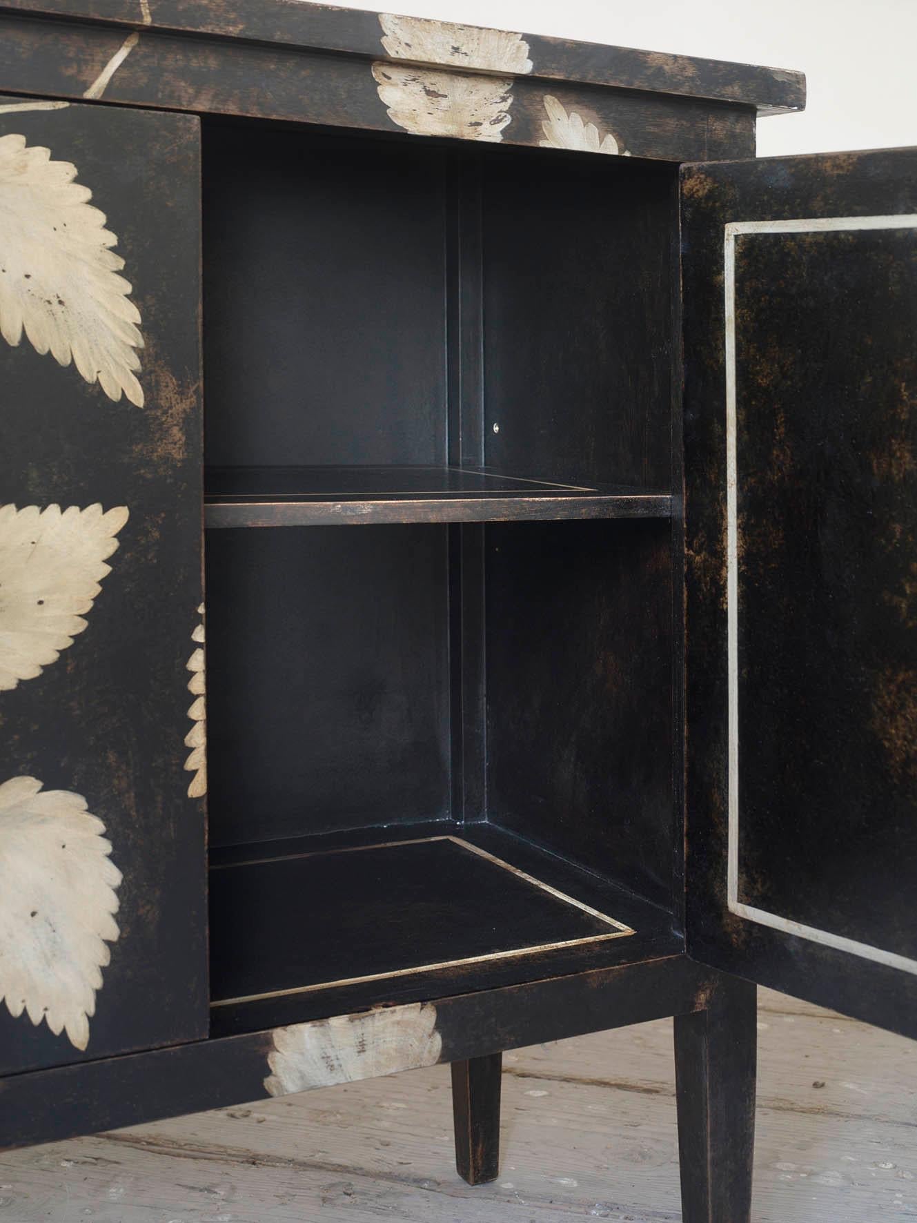 https://a.1stdibscdn.com/18th-century-hand-painted-venetian-style-barberini-cabinet-with-internal-shelf-for-sale-picture-5/f_57702/f_309166921666189551000/C87_Barberini_Cabinet_C87_BK_3__master.jpg