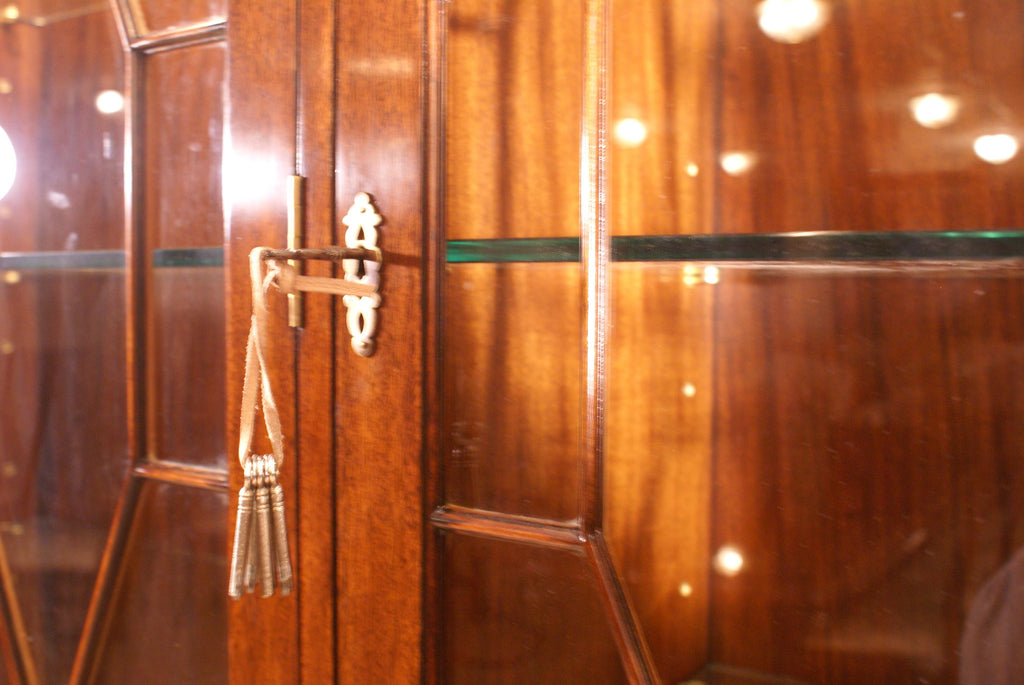 https://a.1stdibscdn.com/mahogany-georgian-style-four-door-bookcase-china-cabinet-by-leighton-hall-for-sale-picture-8/f_44162/f_154103421562767179949/CA16249A_BA48_4391_B049_732F57F53190_master.jpeg