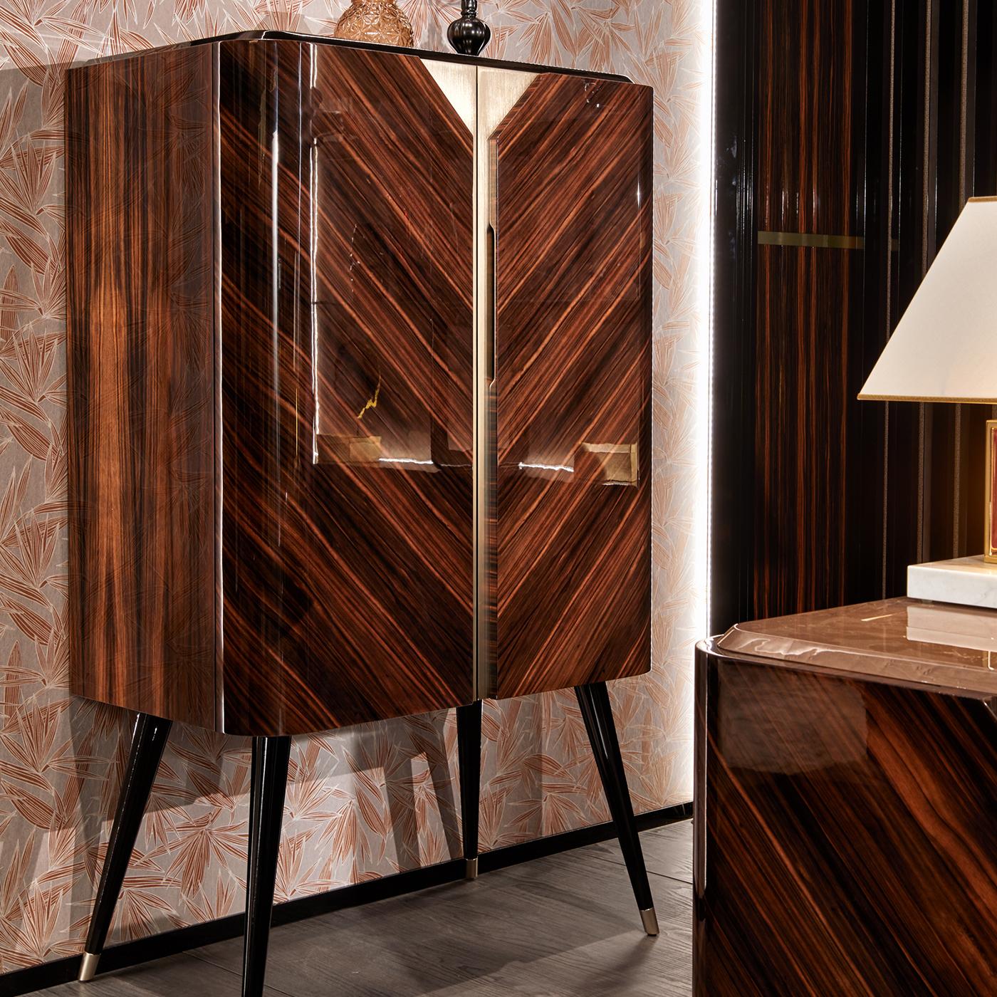 https://a.1stdibscdn.com/brent-bar-cabinet-for-sale-picture-2/f_17062/f_209267121602252321031/CAFEVR_003_A20200529_46_1e076xq_master.jpg