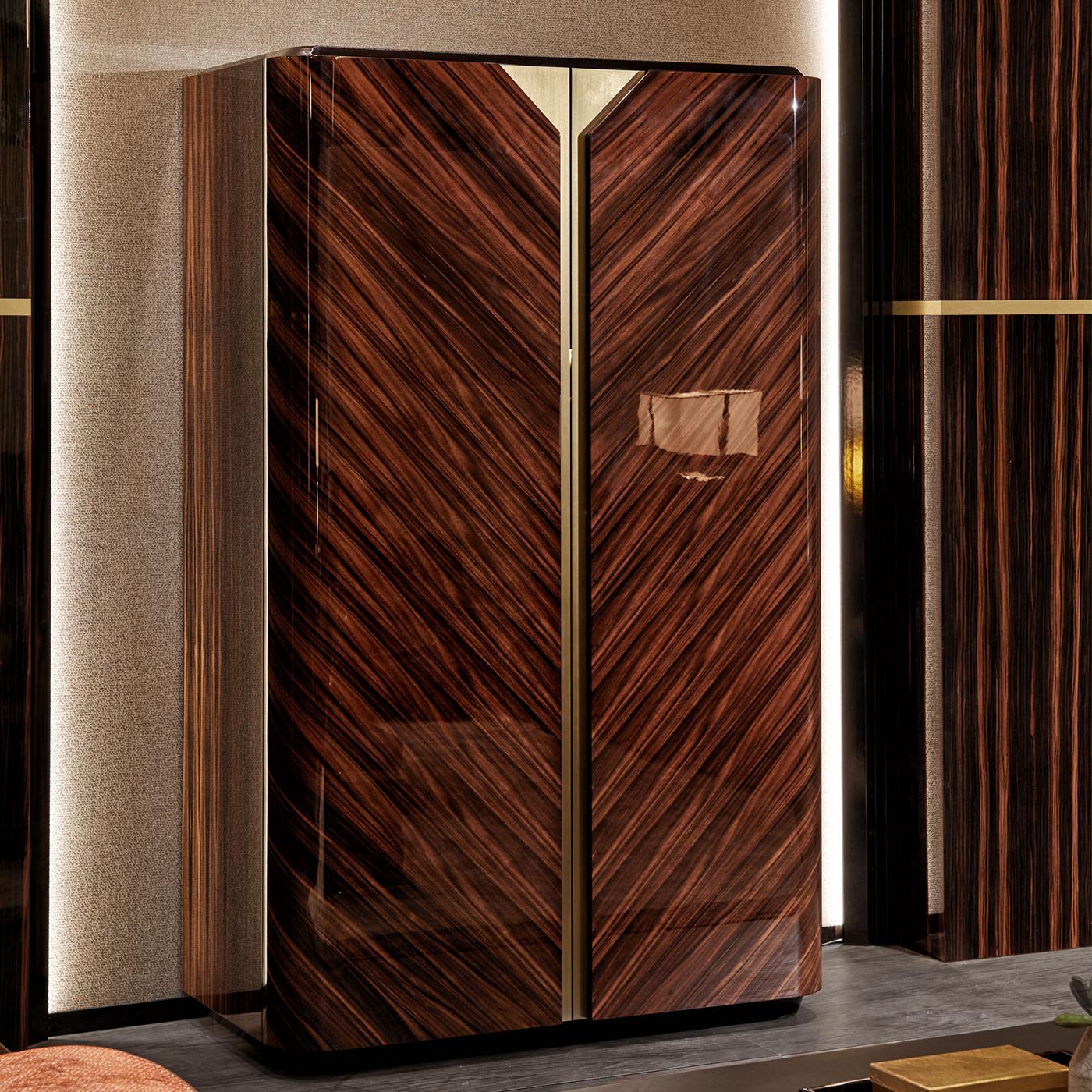 https://a.1stdibscdn.com/chandler-cabinet-for-sale-picture-2/f_17062/f_209267421602252515867/CAFEVR_004_A20200529_46_mcmsg5_master.jpg