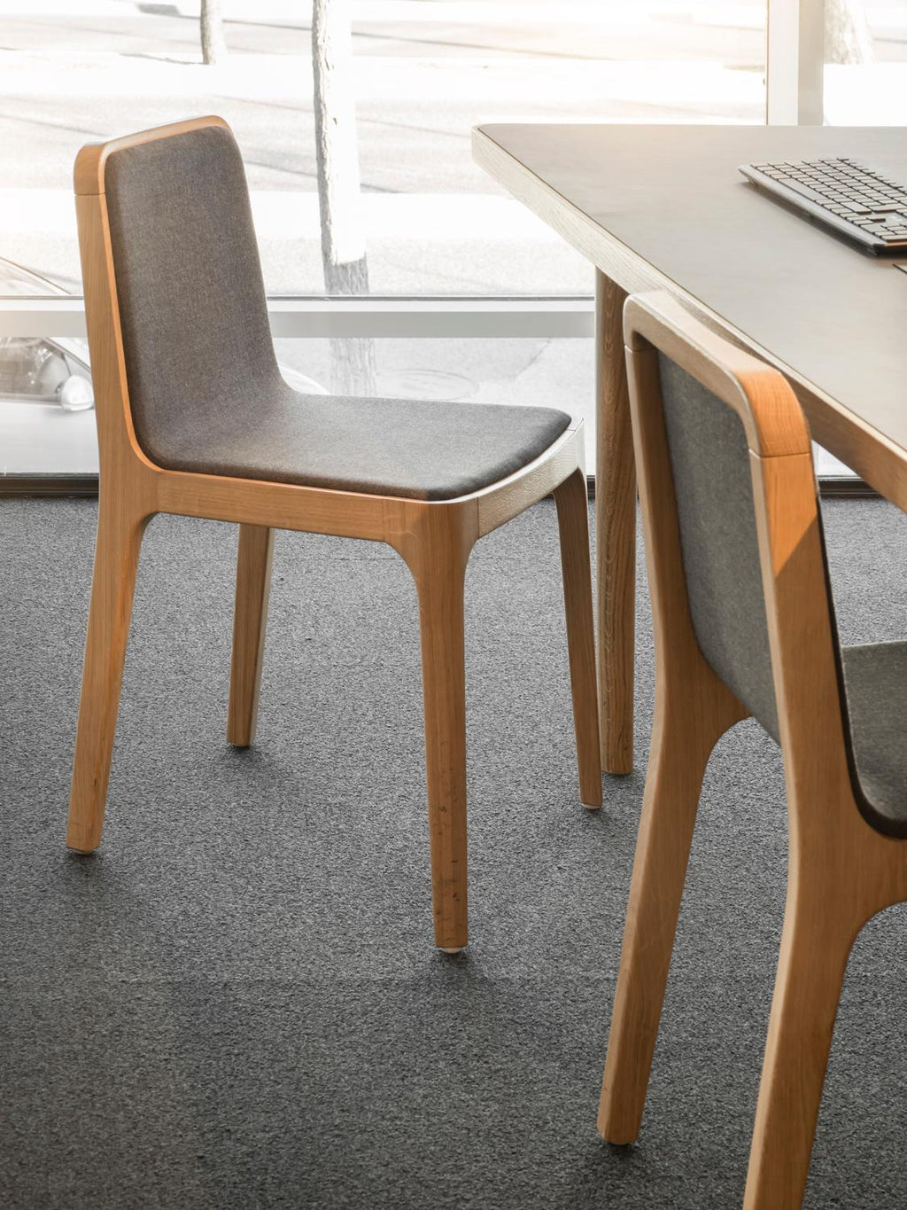 https://a.1stdibscdn.com/minimalist-modern-chair-in-oak-wood-leather-upholstery-for-sale-picture-4/f_60192/f_278039021647367008857/CAST_chair_5_FG_master.jpg