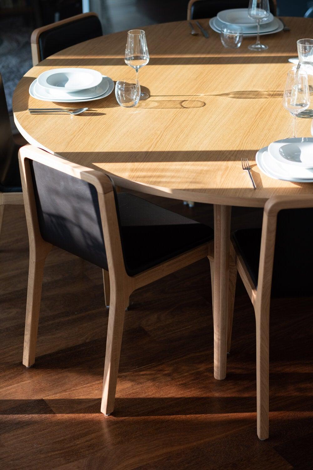 https://a.1stdibscdn.com/minimalist-modern-table-in-walnut-wood-round-160cm-for-sale-picture-5/f_60192/f_278137821647430466956/CAST_table_2_FG_sem_caixa_d1f018d4_7661_4f16_95e2_b213da84adda_master.jpg