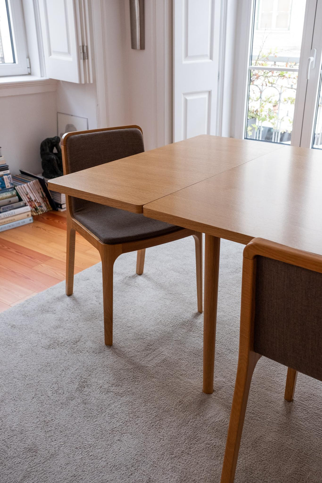 https://a.1stdibscdn.com/extendable-oak-dining-table-minimalist-modern-handcrafted-in-portugal-for-sale-picture-10/f_60192/f_270104021760717993620/CAST_table_extensible_With_1_extension_master.jpg