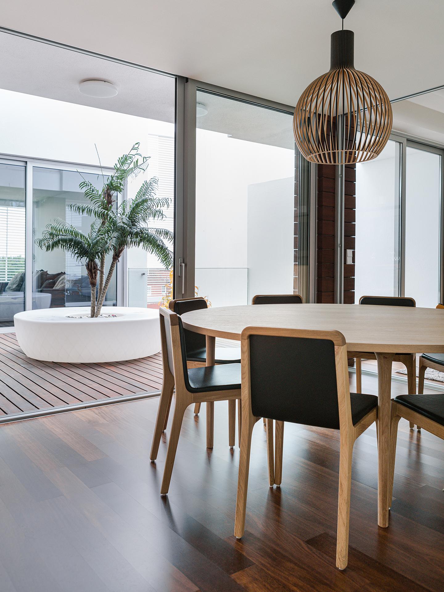 https://a.1stdibscdn.com/minimalist-modern-table-in-walnut-wood-round-160cm-for-sale-picture-6/f_60192/f_278137821647430467823/CAST_table_round_lifestyle_master.jpg