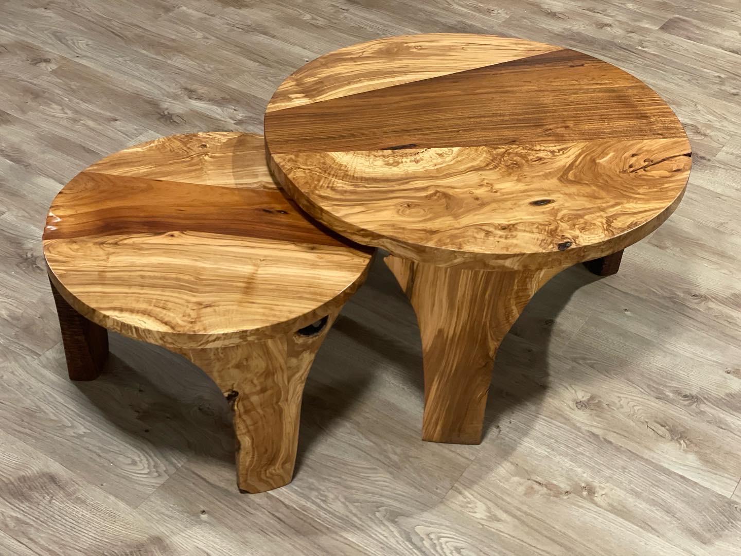https://a.1stdibscdn.com/handcrafted-round-nesting-coffee-tables-in-natural-wood-for-sale-picture-4/f_102222/f_431716421736975896912/CB265DC5_4189_497C_9F64_8A1E397975E1_master.JPG