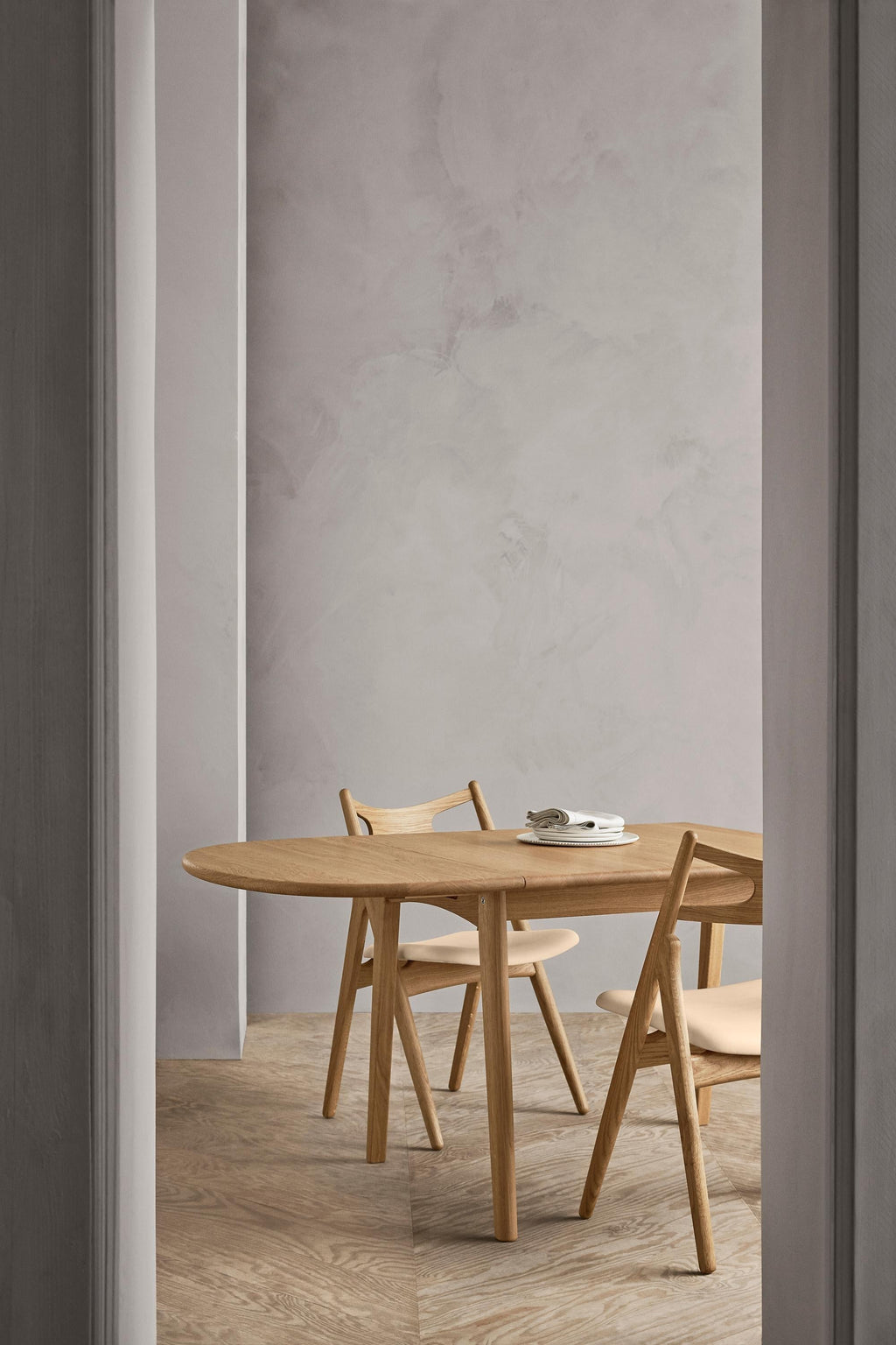 https://a.1stdibscdn.com/hans-j-wegner-ch002-dining-table-in-oak-oil-for-carl-hansen-son-for-sale-picture-2/f_14472/f_413300121725464006205/CH002_oak_oil_CH29P_oak_oil_sif90_80100100_80260139_80260233_master.jpg