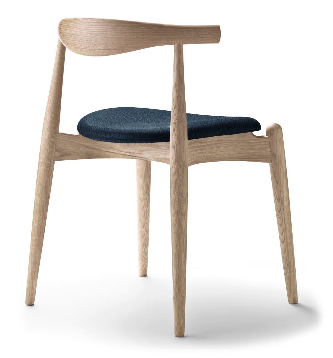 https://a.1stdibscdn.com/hans-j-wegner-ch20-chair-in-oak-leather-and-soap-for-carl-hansen-son-for-sale-picture-3/f_14472/f_438177321740618826478/CH20_oak_soap_leather_loke_group_A_back_side_master.jpeg