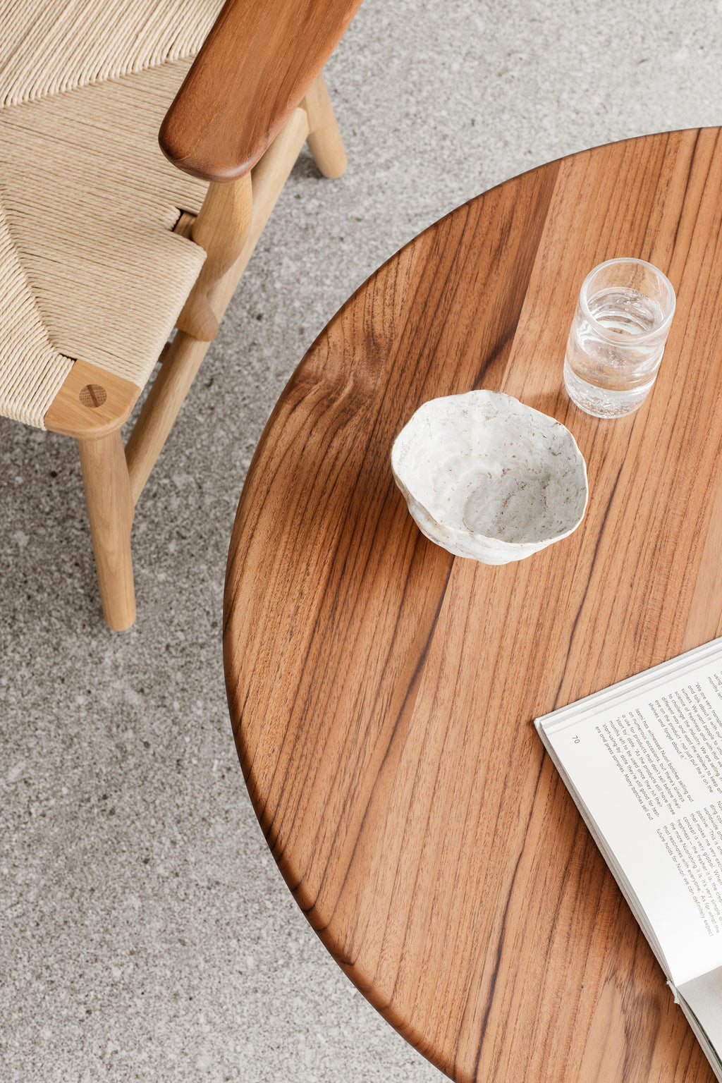 https://a.1stdibscdn.com/wegner-ch22-chair-in-oak-white-oil-natural-papercord-for-carl-hansen-son-for-sale-picture-7/f_14472/f_438176321740617287211/CH22_teak_oak_oil_papercord_natural_CH008_teak_oak_oil_78_detail_master.jpg